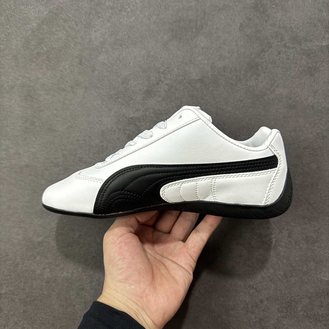 图片[2]-【公司级】PUMA Speedcat 彪马 低帮 男女同款 防滑耐磨低邦训练鞋生活休闲鞋赛车鞋 在本次复刻版本中，Speedcat OG鞋款以质感麂皮材质归来，向F1赛车队的标志性队服致敬。细节设计上，鞋头部位精心绣制了PUMA标志性的美洲狮Logo图案，而鞋舌与Formstrip上方则巧妙地融入了白色Puma及品牌Logo，为鞋款增添一抹奢华感。侧面白色流线型LLogo加上白色Puma字样，值得一提的是，全新Speedcatn OG鞋款忠于经典原版设计，保留窄版廓形以及格调鲜明的薄底构造，重塑风靡一时的千禧美学；这不仅是对经典的一次致敬，也预示着Speedcat将再次迎来崭新的黄金时代，引领薄底鞋时尚新风潮。 货号：401603-02 尺码：35.5-45带半码 编码：LNHB200210-选品中心