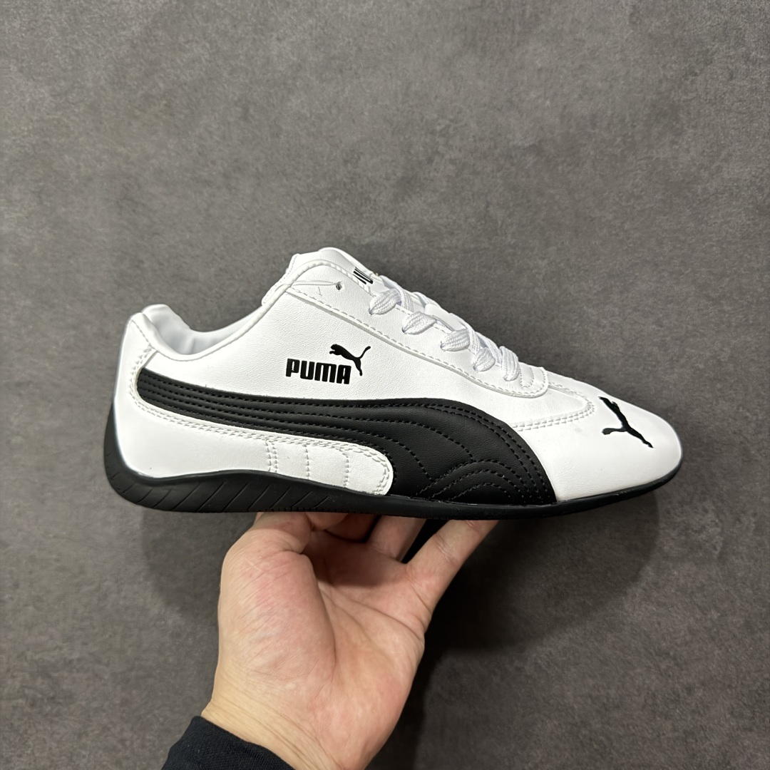 【公司级】PUMA Speedcat 彪马 低帮 男女同款 防滑耐磨低邦训练鞋生活休闲鞋赛车鞋 在本次复刻版本中,Speedcat OG鞋款以质感麂皮材质归来,向F1赛车队的标志性队服致敬。细节设计上,鞋头部位精心绣制了PUMA标志性的美洲狮Logo图案,而鞋舌与Formstrip上方则巧妙地融入了白色Puma及品牌Logo,为鞋款增添一抹奢华感。侧面白色流线型LLogo加上白色Puma字样,值得一提的是,全新Speedcatn OG鞋款忠于经典原版设计,保留窄版廓形以及格调鲜明的薄底构造,重塑风靡一时的千禧美学;这不仅是对经典的一次致敬,也预示着Speedcat将再次迎来崭新的黄金时代,引领薄底鞋时尚新风潮。 货号:401603-02 尺码:35.5-45带半码 编码:LNHB200210-选品中心