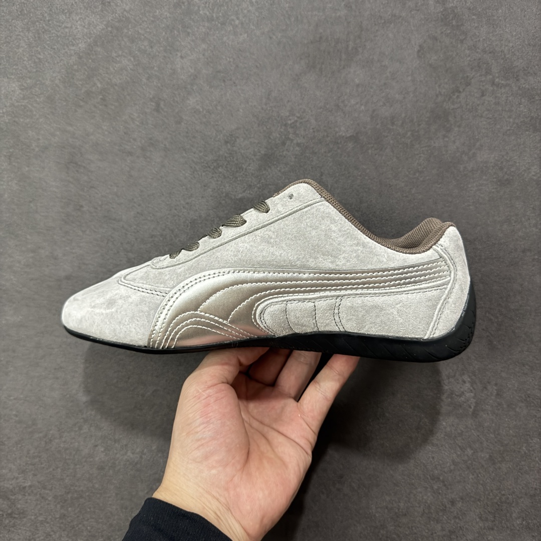 图片[2]-【公司级】PUMA Speedcat 彪马 低帮 男女同款 防滑耐磨低邦训练鞋生活休闲鞋赛车鞋 在本次复刻版本中，Speedcat OG鞋款以质感麂皮材质归来，向F1赛车队的标志性队服致敬。细节设计上，鞋头部位精心绣制了PUMA标志性的美洲狮Logo图案，而鞋舌与Formstrip上方则巧妙地融入了白色Puma及品牌Logo，为鞋款增添一抹奢华感。侧面白色流线型LLogo加上白色Puma字样，值得一提的是，全新Speedcatn OG鞋款忠于经典原版设计，保留窄版廓形以及格调鲜明的薄底构造，重塑风靡一时的千禧美学；这不仅是对经典的一次致敬，也预示着Speedcat将再次迎来崭新的黄金时代，引领薄底鞋时尚新风潮。 货号：404385-01 尺码：35.5-45带半码 编码：LNHB200210-选品中心