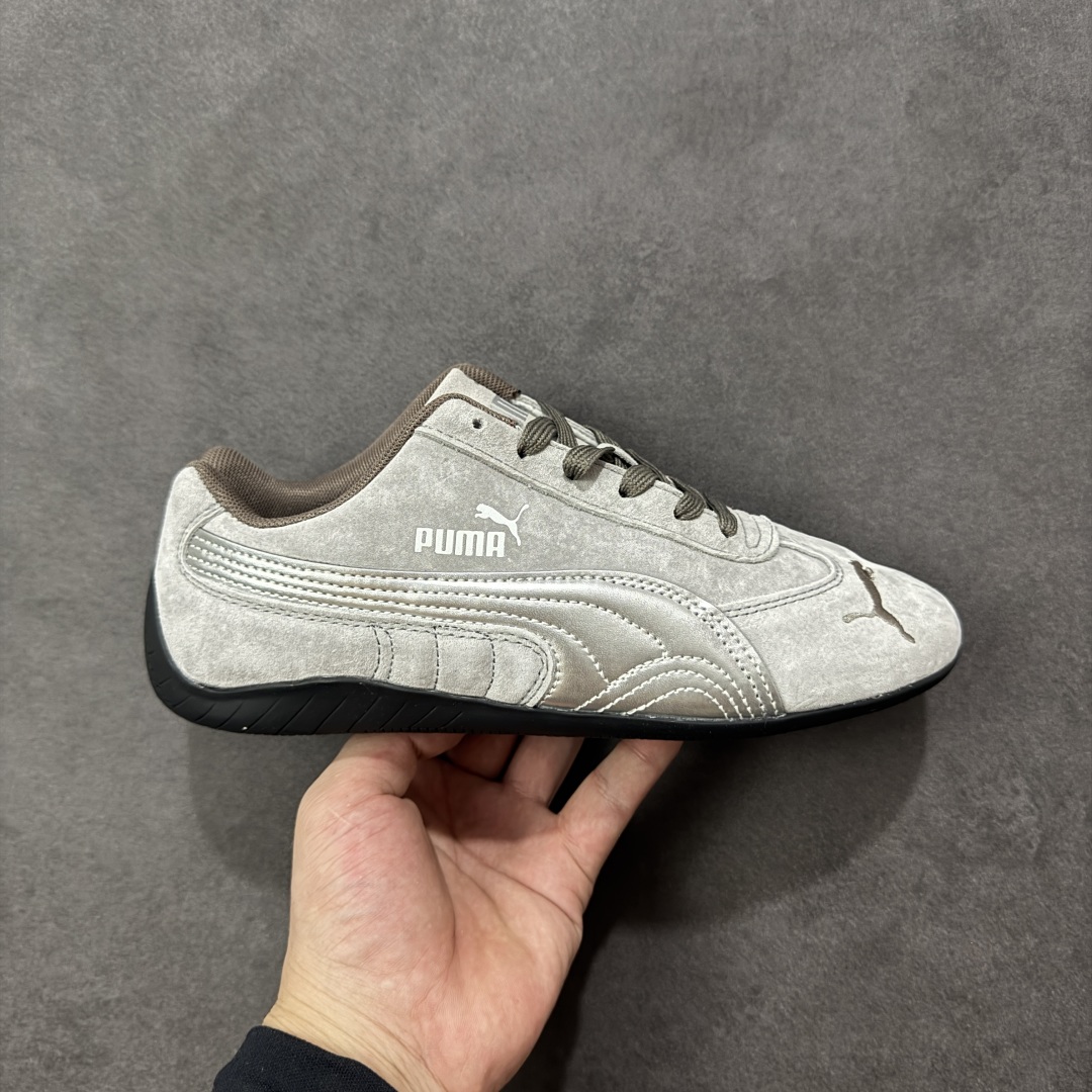 【公司级】PUMA Speedcat 彪马 低帮 男女同款 防滑耐磨低邦训练鞋生活休闲鞋赛车鞋 在本次复刻版本中,Speedcat OG鞋款以质感麂皮材质归来,向F1赛车队的标志性队服致敬。细节设计上,鞋头部位精心绣制了PUMA标志性的美洲狮Logo图案,而鞋舌与Formstrip上方则巧妙地融入了白色Puma及品牌Logo,为鞋款增添一抹奢华感。侧面白色流线型LLogo加上白色Puma字样,值得一提的是,全新Speedcatn OG鞋款忠于经典原版设计,保留窄版廓形以及格调鲜明的薄底构造,重塑风靡一时的千禧美学;这不仅是对经典的一次致敬,也预示着Speedcat将再次迎来崭新的黄金时代,引领薄底鞋时尚新风潮。 货号:404385-01 尺码:35.5-45带半码 编码:LNHB200210-选品中心