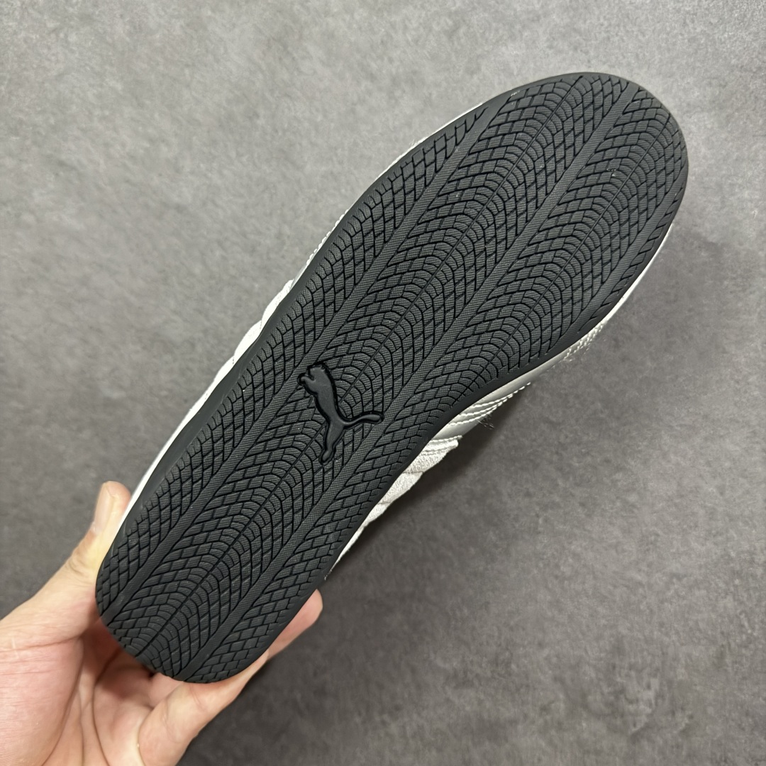 图片[9]-【公司级】PUMA Speedcat 彪马 低帮 男女同款 防滑耐磨低邦训练鞋生活休闲鞋赛车鞋 在本次复刻版本中，Speedcat OG鞋款以质感麂皮材质归来，向F1赛车队的标志性队服致敬。细节设计上，鞋头部位精心绣制了PUMA标志性的美洲狮Logo图案，而鞋舌与Formstrip上方则巧妙地融入了白色Puma及品牌Logo，为鞋款增添一抹奢华感。侧面白色流线型LLogo加上白色Puma字样，值得一提的是，全新Speedcatn OG鞋款忠于经典原版设计，保留窄版廓形以及格调鲜明的薄底构造，重塑风靡一时的千禧美学；这不仅是对经典的一次致敬，也预示着Speedcat将再次迎来崭新的黄金时代，引领薄底鞋时尚新风潮。 货号：404385-01 尺码：35.5-45带半码 编码：LNHB200210-选品中心