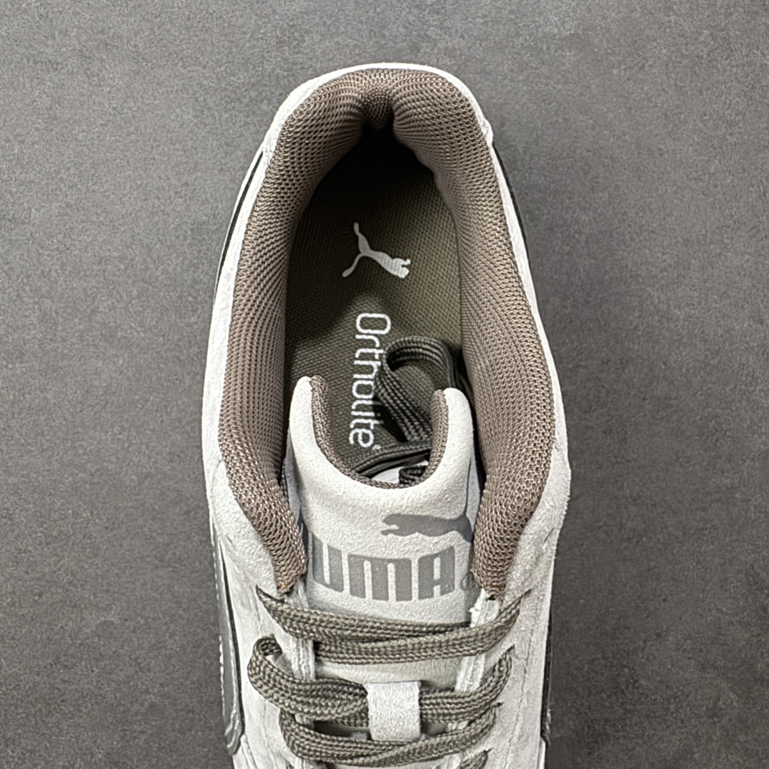 图片[7]-【公司级】PUMA Speedcat 彪马 低帮 男女同款 防滑耐磨低邦训练鞋生活休闲鞋赛车鞋 在本次复刻版本中，Speedcat OG鞋款以质感麂皮材质归来，向F1赛车队的标志性队服致敬。细节设计上，鞋头部位精心绣制了PUMA标志性的美洲狮Logo图案，而鞋舌与Formstrip上方则巧妙地融入了白色Puma及品牌Logo，为鞋款增添一抹奢华感。侧面白色流线型LLogo加上白色Puma字样，值得一提的是，全新Speedcatn OG鞋款忠于经典原版设计，保留窄版廓形以及格调鲜明的薄底构造，重塑风靡一时的千禧美学；这不仅是对经典的一次致敬，也预示着Speedcat将再次迎来崭新的黄金时代，引领薄底鞋时尚新风潮。 货号：404385-01 尺码：35.5-45带半码 编码：LNHB200210-选品中心