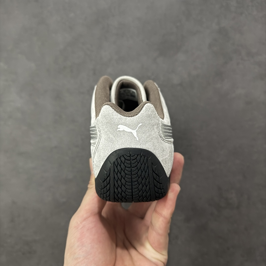 图片[4]-【公司级】PUMA Speedcat 彪马 低帮 男女同款 防滑耐磨低邦训练鞋生活休闲鞋赛车鞋 在本次复刻版本中，Speedcat OG鞋款以质感麂皮材质归来，向F1赛车队的标志性队服致敬。细节设计上，鞋头部位精心绣制了PUMA标志性的美洲狮Logo图案，而鞋舌与Formstrip上方则巧妙地融入了白色Puma及品牌Logo，为鞋款增添一抹奢华感。侧面白色流线型LLogo加上白色Puma字样，值得一提的是，全新Speedcatn OG鞋款忠于经典原版设计，保留窄版廓形以及格调鲜明的薄底构造，重塑风靡一时的千禧美学；这不仅是对经典的一次致敬，也预示着Speedcat将再次迎来崭新的黄金时代，引领薄底鞋时尚新风潮。 货号：404385-01 尺码：35.5-45带半码 编码：LNHB200210-选品中心