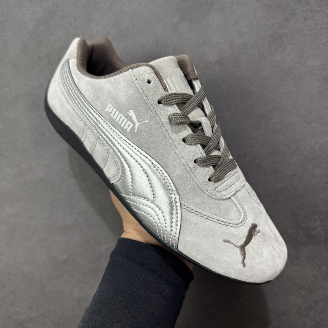 图片[3]-【公司级】PUMA Speedcat 彪马 低帮 男女同款 防滑耐磨低邦训练鞋生活休闲鞋赛车鞋 在本次复刻版本中，Speedcat OG鞋款以质感麂皮材质归来，向F1赛车队的标志性队服致敬。细节设计上，鞋头部位精心绣制了PUMA标志性的美洲狮Logo图案，而鞋舌与Formstrip上方则巧妙地融入了白色Puma及品牌Logo，为鞋款增添一抹奢华感。侧面白色流线型LLogo加上白色Puma字样，值得一提的是，全新Speedcatn OG鞋款忠于经典原版设计，保留窄版廓形以及格调鲜明的薄底构造，重塑风靡一时的千禧美学；这不仅是对经典的一次致敬，也预示着Speedcat将再次迎来崭新的黄金时代，引领薄底鞋时尚新风潮。 货号：404385-01 尺码：35.5-45带半码 编码：LNHB200210-选品中心