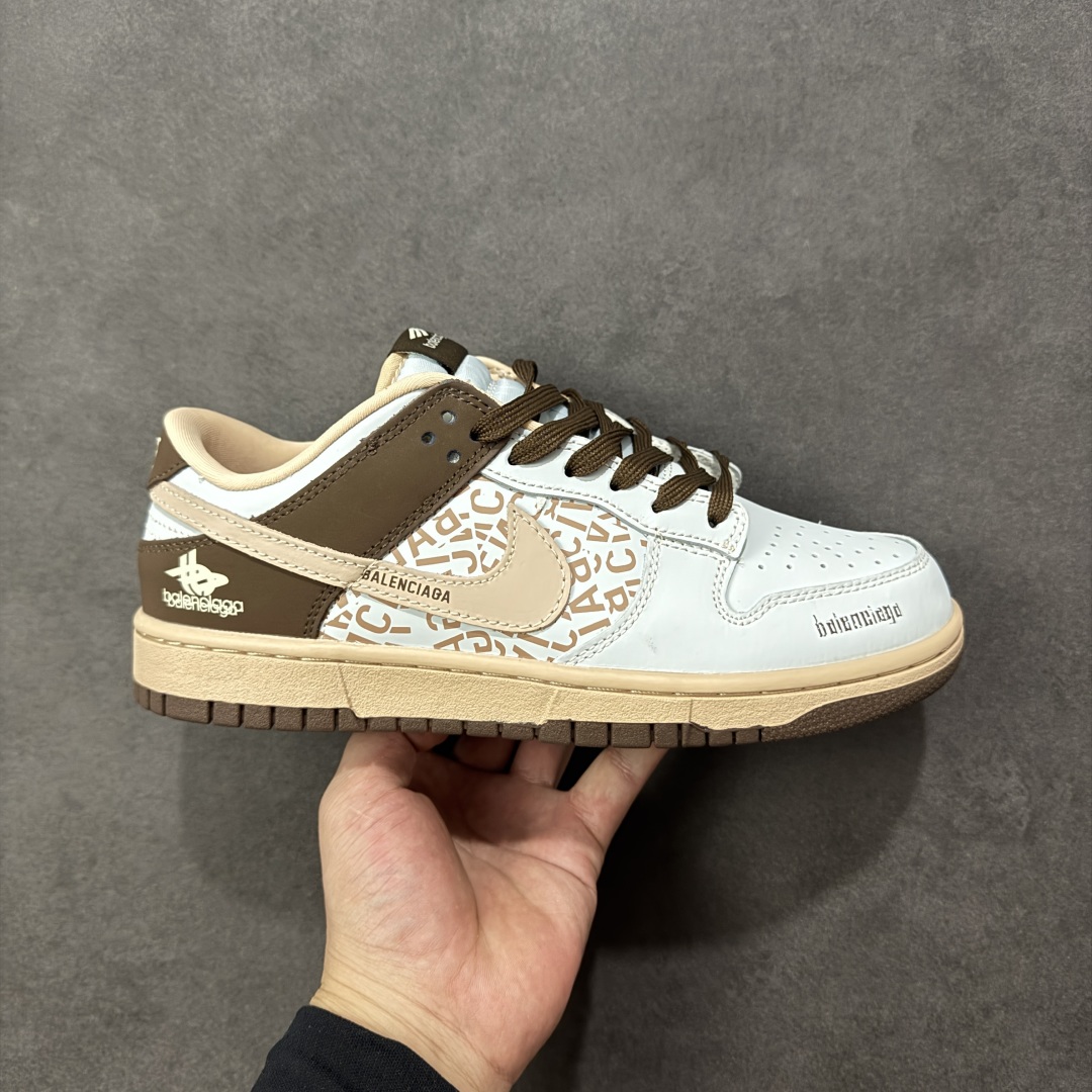 【定制版】Balenciaga x Nike Dunk SB Low 巴黎世家 x 耐克 SB 低帮 蓝粉棕 鞋身整体以蓝色皮革打造,搭配蓝色框架覆盖层,使鞋款十分百搭,后部使用棕色示人,鞋舌以Balenciaga字样呈现,鞋身两侧Swoosh Logo采用粉色点缀,后跟装饰片使用棕色皮革制作,鞋舌是网眼布材料,增强了透气性,鞋头处侧边Balenciaga字样棕色点缀,后跟印有Balenciaga字样,彰显联名身份;最后以粉色中底搭配棕色橡胶外底完善整体设计收尾。 货号:DD1988-002 尺码:36 36.5 37.5 38 38.5 39 40 40.5 41 42 42.5 43 44 44.5 45 编码:HXSB330340-选品中心