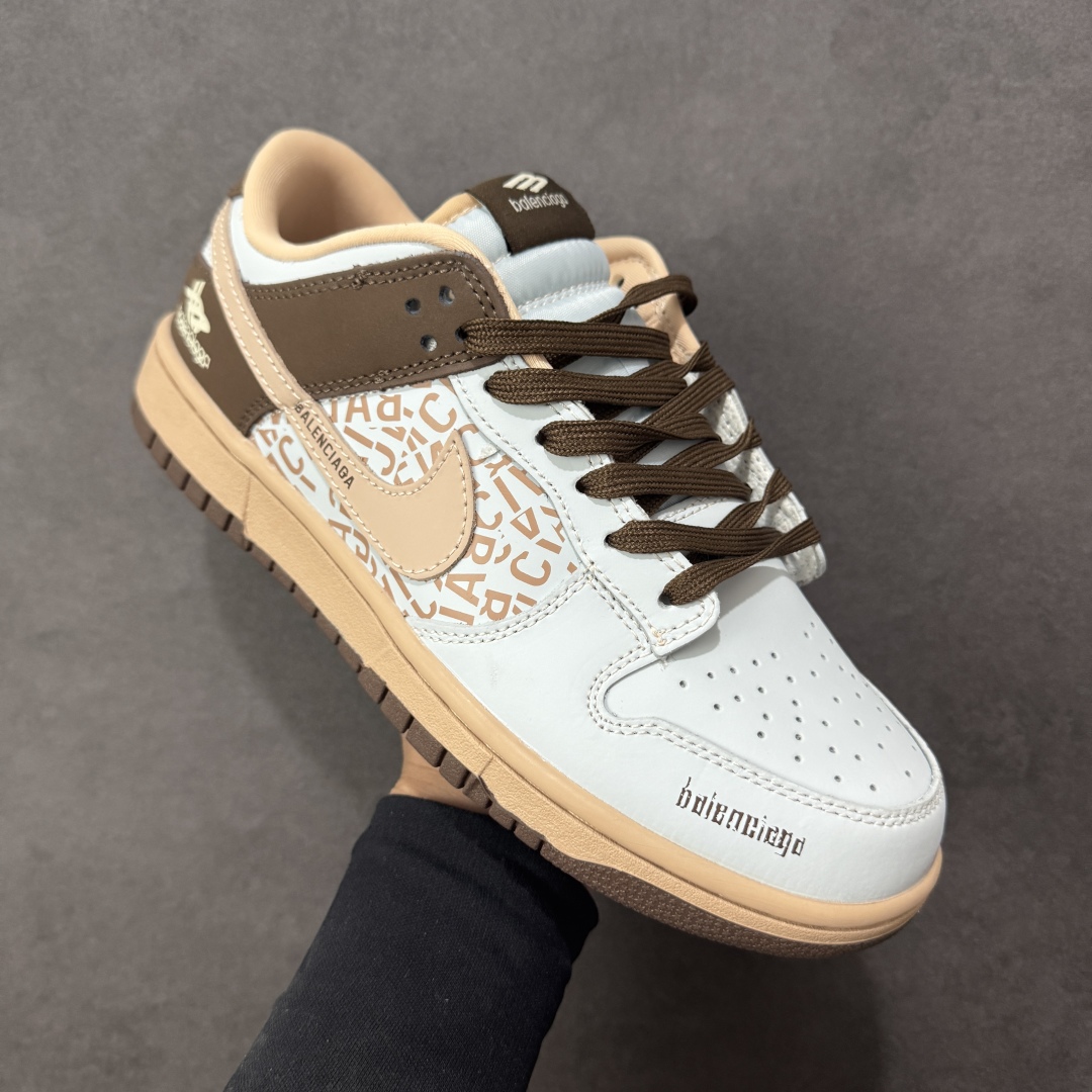 图片[3]-【定制版】Balenciaga x Nike Dunk SB Low 巴黎世家 x 耐克 SB 低帮 蓝粉棕 鞋身整体以蓝色皮革打造，搭配蓝色框架覆盖层，使鞋款十分百搭，后部使用棕色示人，鞋舌以Balenciaga字样呈现，鞋身两侧Swoosh Logo采用粉色点缀，后跟装饰片使用棕色皮革制作，鞋舌是网眼布材料，增强了透气性，鞋头处侧边Balenciaga字样棕色点缀，后跟印有Balenciaga字样，彰显联名身份；最后以粉色中底搭配棕色橡胶外底完善整体设计收尾。 货号：DD1988-002 尺码：36 36.5 37.5 38 38.5 39 40 40.5 41 42 42.5 43 44 44.5 45 编码：HXSB330340-选品中心