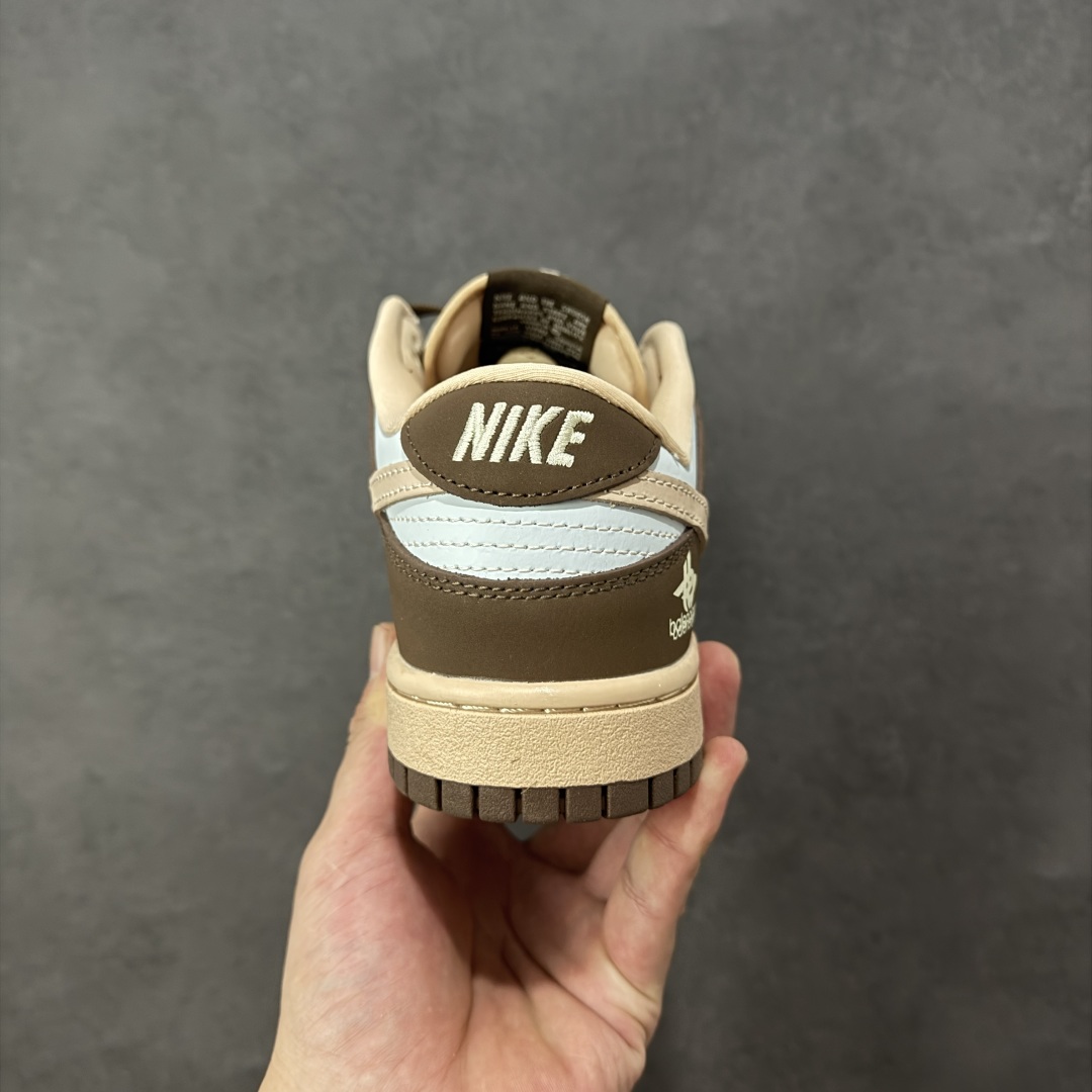 图片[4]-【定制版】Balenciaga x Nike Dunk SB Low 巴黎世家 x 耐克 SB 低帮 蓝粉棕 鞋身整体以蓝色皮革打造，搭配蓝色框架覆盖层，使鞋款十分百搭，后部使用棕色示人，鞋舌以Balenciaga字样呈现，鞋身两侧Swoosh Logo采用粉色点缀，后跟装饰片使用棕色皮革制作，鞋舌是网眼布材料，增强了透气性，鞋头处侧边Balenciaga字样棕色点缀，后跟印有Balenciaga字样，彰显联名身份；最后以粉色中底搭配棕色橡胶外底完善整体设计收尾。 货号：DD1988-002 尺码：36 36.5 37.5 38 38.5 39 40 40.5 41 42 42.5 43 44 44.5 45 编码：HXSB330340-选品中心