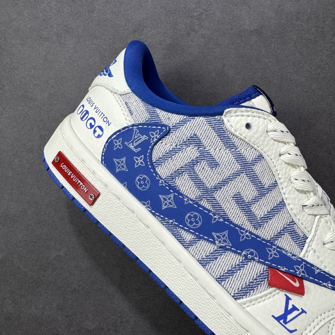 图片[6]-【定制版】Travis Scott x Fragment Design x Air Jordan 1 Low OG SP AJ1 乔1 LV联名 白蓝牛仔 低帮文化休闲板鞋 #多方联名合作融合了Travis Scott 独特的音乐风格，藤原浩个性的设计风格以及Jordan品牌的经典元素 使其成为一双具有独特身份和价值的鞋子 清新而立体的外观加上联名标识更突出了其独特身份 这种配色方案显示出活力和时尚感 在视觉上引人注目 鞋身的质感和细腻的细节处理使其显得高端而格调十足 这款“倒钩”联名是设计与创意完美结合 融合多方的个性风格是一款备受瞩目的潮流鞋款 货号：SC0601-055 尺码：36 36.5 37.5 38 38.5 39 40 40.5 41 42 42.5 43 44 44.5 45-选品中心