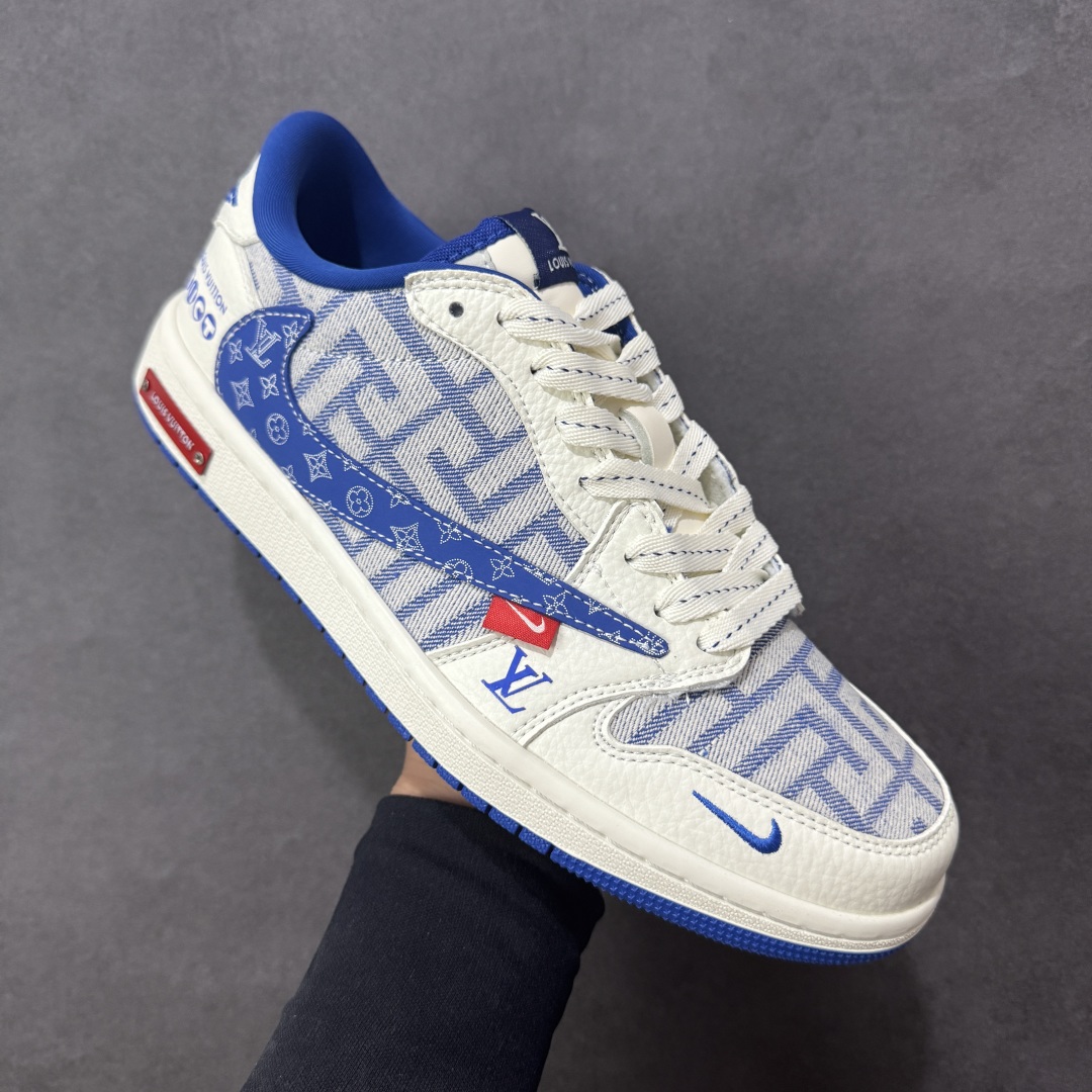 图片[3]-【定制版】Travis Scott x Fragment Design x Air Jordan 1 Low OG SP AJ1 乔1 LV联名 白蓝牛仔 低帮文化休闲板鞋 #多方联名合作融合了Travis Scott 独特的音乐风格，藤原浩个性的设计风格以及Jordan品牌的经典元素 使其成为一双具有独特身份和价值的鞋子 清新而立体的外观加上联名标识更突出了其独特身份 这种配色方案显示出活力和时尚感 在视觉上引人注目 鞋身的质感和细腻的细节处理使其显得高端而格调十足 这款“倒钩”联名是设计与创意完美结合 融合多方的个性风格是一款备受瞩目的潮流鞋款 货号：SC0601-055 尺码：36 36.5 37.5 38 38.5 39 40 40.5 41 42 42.5 43 44 44.5 45-选品中心