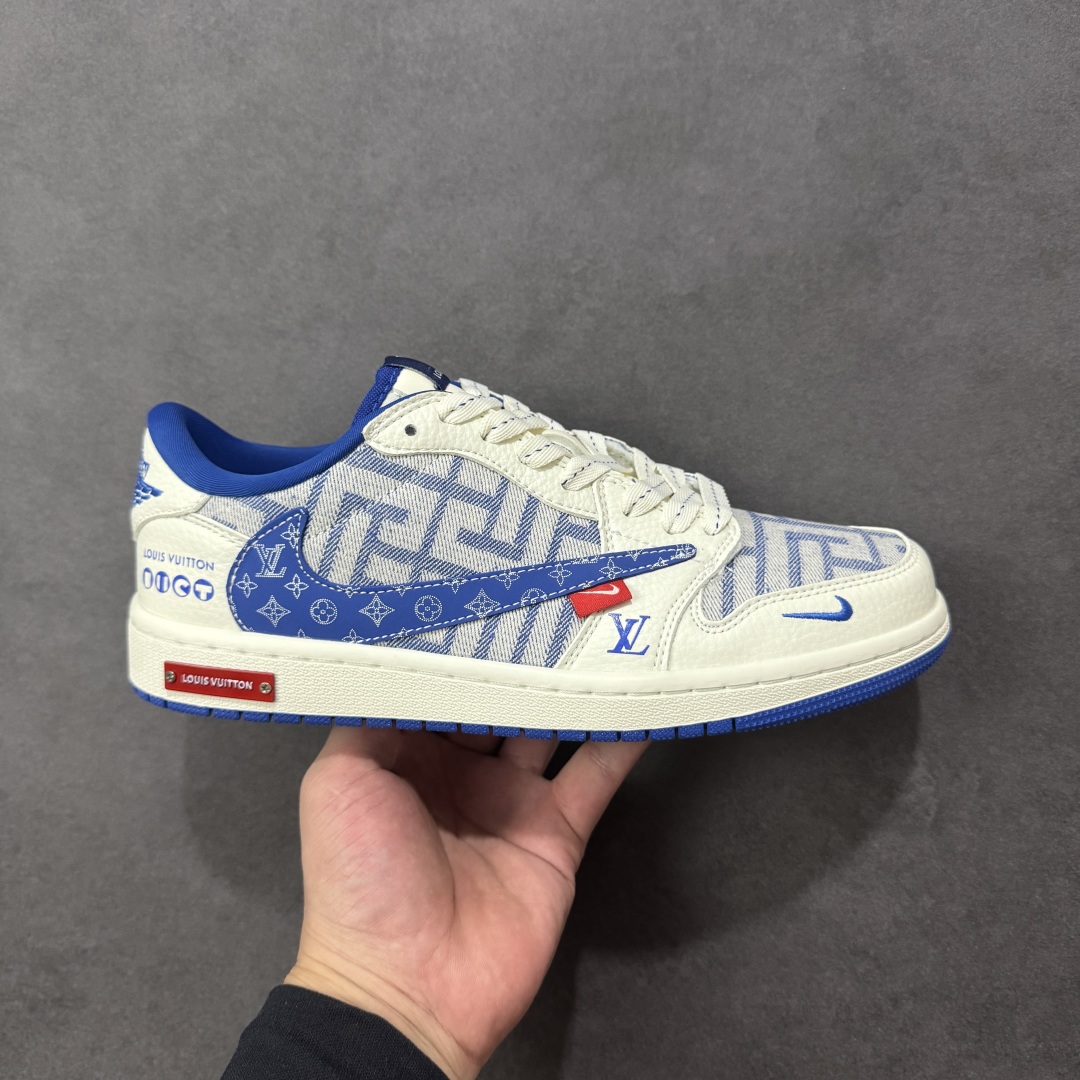 【定制版】Travis Scott x Fragment Design x Air Jordan 1 Low OG SP AJ1 乔1 LV联名 白蓝牛仔 低帮文化休闲板鞋 #多方联名合作融合了Travis Scott 独特的音乐风格,藤原浩个性的设计风格以及Jordan品牌的经典元素 使其成为一双具有独特身份和价值的鞋子 清新而立体的外观加上联名标识更突出了其独特身份 这种配色方案显示出活力和时尚感 在视觉上引人注目 鞋身的质感和细腻的细节处理使其显得高端而格调十足 这款“倒钩”联名是设计与创意完美结合 融合多方的个性风格是一款备受瞩目的潮流鞋款 货号:SC0601-055 尺码:36 36.5 37.5 38 38.5 39 40 40.5 41 42 42.5 43 44 44.5 45-选品中心