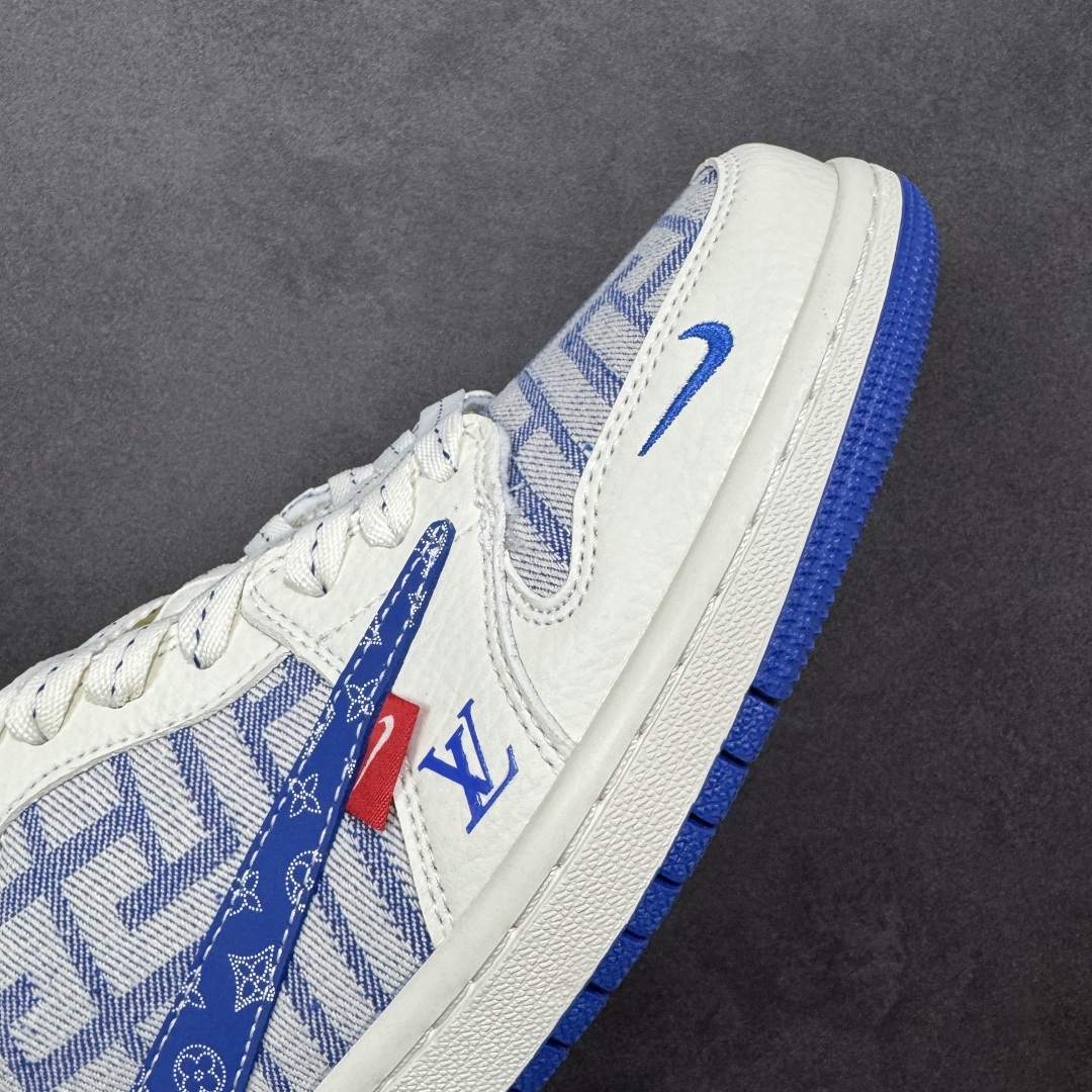 图片[5]-【定制版】Travis Scott x Fragment Design x Air Jordan 1 Low OG SP AJ1 乔1 LV联名 白蓝牛仔 低帮文化休闲板鞋 #多方联名合作融合了Travis Scott 独特的音乐风格，藤原浩个性的设计风格以及Jordan品牌的经典元素 使其成为一双具有独特身份和价值的鞋子 清新而立体的外观加上联名标识更突出了其独特身份 这种配色方案显示出活力和时尚感 在视觉上引人注目 鞋身的质感和细腻的细节处理使其显得高端而格调十足 这款“倒钩”联名是设计与创意完美结合 融合多方的个性风格是一款备受瞩目的潮流鞋款 货号：SC0601-055 尺码：36 36.5 37.5 38 38.5 39 40 40.5 41 42 42.5 43 44 44.5 45-选品中心