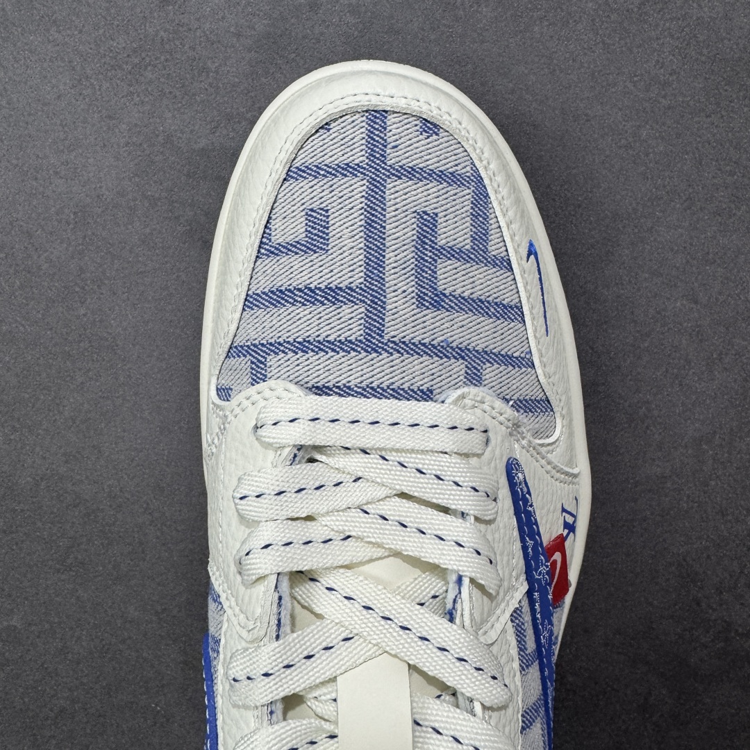 图片[8]-【定制版】Travis Scott x Fragment Design x Air Jordan 1 Low OG SP AJ1 乔1 LV联名 白蓝牛仔 低帮文化休闲板鞋 #多方联名合作融合了Travis Scott 独特的音乐风格，藤原浩个性的设计风格以及Jordan品牌的经典元素 使其成为一双具有独特身份和价值的鞋子 清新而立体的外观加上联名标识更突出了其独特身份 这种配色方案显示出活力和时尚感 在视觉上引人注目 鞋身的质感和细腻的细节处理使其显得高端而格调十足 这款“倒钩”联名是设计与创意完美结合 融合多方的个性风格是一款备受瞩目的潮流鞋款 货号：SC0601-055 尺码：36 36.5 37.5 38 38.5 39 40 40.5 41 42 42.5 43 44 44.5 45-选品中心