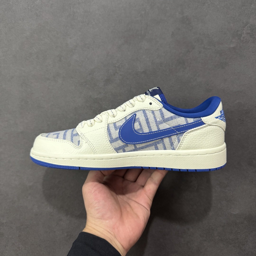 图片[2]-【定制版】Travis Scott x Fragment Design x Air Jordan 1 Low OG SP AJ1 乔1 LV联名 白蓝牛仔 低帮文化休闲板鞋 #多方联名合作融合了Travis Scott 独特的音乐风格，藤原浩个性的设计风格以及Jordan品牌的经典元素 使其成为一双具有独特身份和价值的鞋子 清新而立体的外观加上联名标识更突出了其独特身份 这种配色方案显示出活力和时尚感 在视觉上引人注目 鞋身的质感和细腻的细节处理使其显得高端而格调十足 这款“倒钩”联名是设计与创意完美结合 融合多方的个性风格是一款备受瞩目的潮流鞋款 货号：SC0601-055 尺码：36 36.5 37.5 38 38.5 39 40 40.5 41 42 42.5 43 44 44.5 45-选品中心