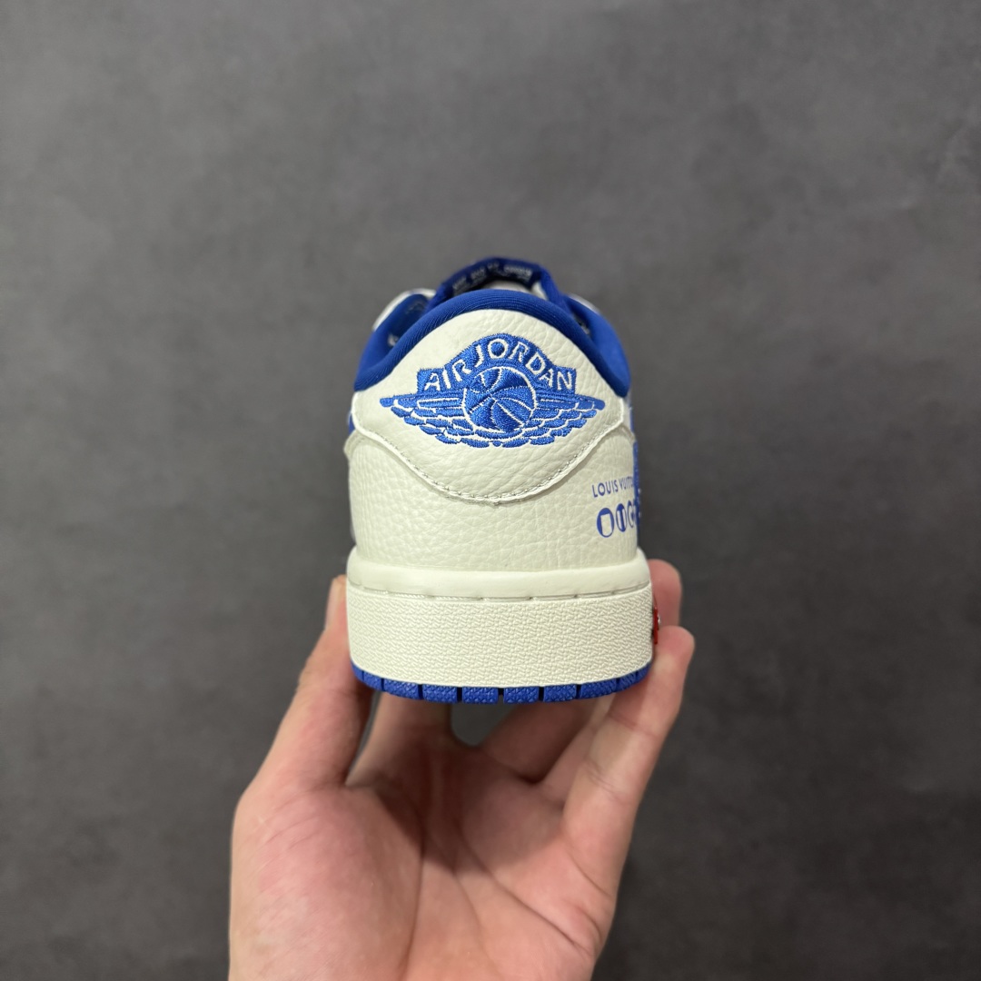 图片[4]-【定制版】Travis Scott x Fragment Design x Air Jordan 1 Low OG SP AJ1 乔1 LV联名 白蓝牛仔 低帮文化休闲板鞋 #多方联名合作融合了Travis Scott 独特的音乐风格，藤原浩个性的设计风格以及Jordan品牌的经典元素 使其成为一双具有独特身份和价值的鞋子 清新而立体的外观加上联名标识更突出了其独特身份 这种配色方案显示出活力和时尚感 在视觉上引人注目 鞋身的质感和细腻的细节处理使其显得高端而格调十足 这款“倒钩”联名是设计与创意完美结合 融合多方的个性风格是一款备受瞩目的潮流鞋款 货号：SC0601-055 尺码：36 36.5 37.5 38 38.5 39 40 40.5 41 42 42.5 43 44 44.5 45-选品中心