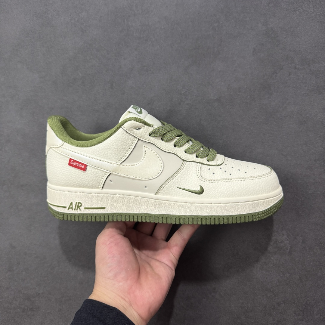 【定制版】NIke Air Force 1 \'07 Low “Supreme联名——米白军绿边”空军一号 低帮 运动鞋 休闲鞋 折边针车 工艺难度大 原楦头原纸板 原装鞋盒 定制五金配件 内置全掌气垫 原厂鞋底 货号:XX3168-221 尺码:36 36.5 37.5 38 38.5 39 40 40.5 41 42 42.5 43 44 44.5 45 编码:HXSB310320-选品中心