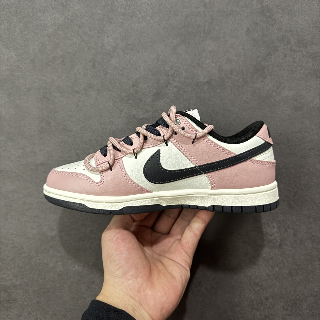 图片[2]-【YC纯原】Nike Dunk Low 怦然心动 此款以温柔的樱花粉为主调，经典的纯白中和甜度，勾勒清新轮廓，低调释放吸引法则。黑色Swoosh的酷感碰撞，演绎出可盐可甜的时髦美学。鞋身巧妙融入的心形印压，暗藏浪漫彩蛋，甜美中自带态度。愿这抹粉白黑的碰撞，陪你踏出每一次自信与甜蜜的步调。 货号：PB0510-055 尺码：35.5 36 36.5 37.5 38 38.5 39 40-选品中心