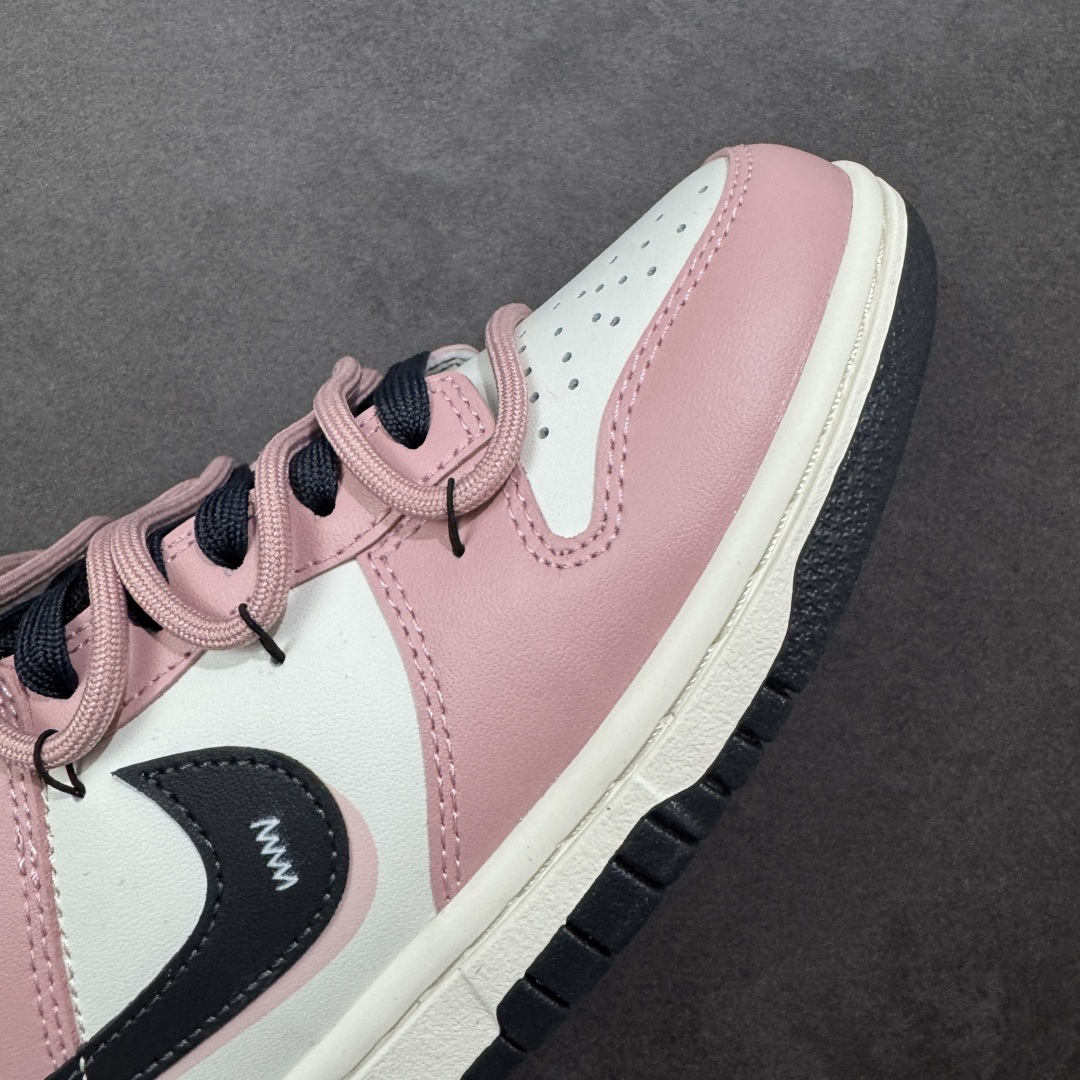 图片[5]-【YC纯原】Nike Dunk Low 怦然心动 此款以温柔的樱花粉为主调，经典的纯白中和甜度，勾勒清新轮廓，低调释放吸引法则。黑色Swoosh的酷感碰撞，演绎出可盐可甜的时髦美学。鞋身巧妙融入的心形印压，暗藏浪漫彩蛋，甜美中自带态度。愿这抹粉白黑的碰撞，陪你踏出每一次自信与甜蜜的步调。 货号：PB0510-055 尺码：35.5 36 36.5 37.5 38 38.5 39 40-选品中心