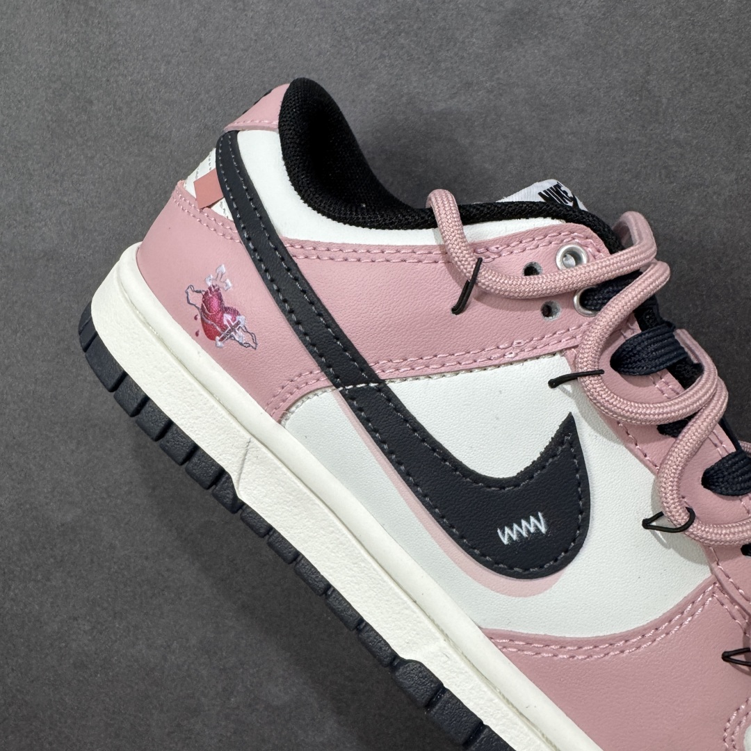 图片[6]-【YC纯原】Nike Dunk Low 怦然心动 此款以温柔的樱花粉为主调，经典的纯白中和甜度，勾勒清新轮廓，低调释放吸引法则。黑色Swoosh的酷感碰撞，演绎出可盐可甜的时髦美学。鞋身巧妙融入的心形印压，暗藏浪漫彩蛋，甜美中自带态度。愿这抹粉白黑的碰撞，陪你踏出每一次自信与甜蜜的步调。 货号：PB0510-055 尺码：35.5 36 36.5 37.5 38 38.5 39 40-选品中心