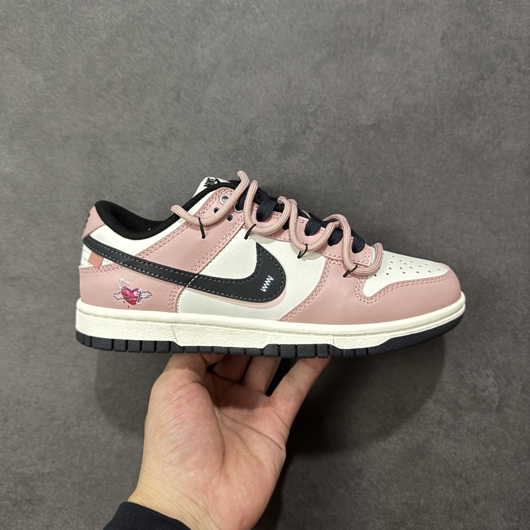 【YC纯原】Nike Dunk Low 怦然心动 此款以温柔的樱花粉为主调,经典的纯白中和甜度,勾勒清新轮廓,低调释放吸引法则。黑色Swoosh的酷感碰撞,演绎出可盐可甜的时髦美学。鞋身巧妙融入的心形印压,暗藏浪漫彩蛋,甜美中自带态度。愿这抹粉白黑的碰撞,陪你踏出每一次自信与甜蜜的步调。 货号:PB0510-055 尺码:35.5 36 36.5 37.5 38 38.5 39 40-选品中心