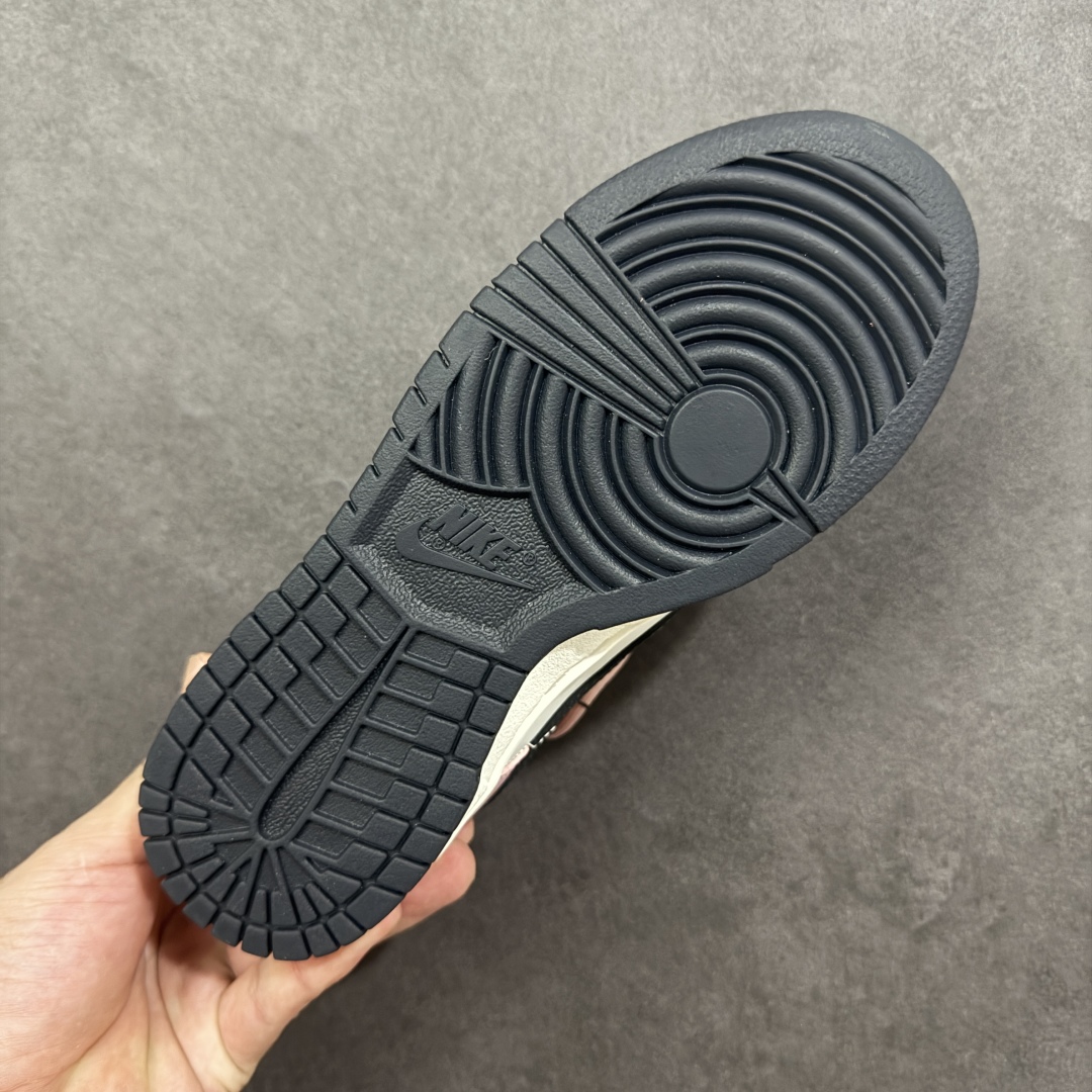 图片[9]-【YC纯原】Nike Dunk Low 怦然心动 此款以温柔的樱花粉为主调，经典的纯白中和甜度，勾勒清新轮廓，低调释放吸引法则。黑色Swoosh的酷感碰撞，演绎出可盐可甜的时髦美学。鞋身巧妙融入的心形印压，暗藏浪漫彩蛋，甜美中自带态度。愿这抹粉白黑的碰撞，陪你踏出每一次自信与甜蜜的步调。 货号：PB0510-055 尺码：35.5 36 36.5 37.5 38 38.5 39 40-选品中心
