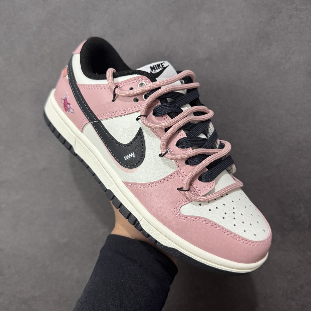 图片[3]-【YC纯原】Nike Dunk Low 怦然心动 此款以温柔的樱花粉为主调，经典的纯白中和甜度，勾勒清新轮廓，低调释放吸引法则。黑色Swoosh的酷感碰撞，演绎出可盐可甜的时髦美学。鞋身巧妙融入的心形印压，暗藏浪漫彩蛋，甜美中自带态度。愿这抹粉白黑的碰撞，陪你踏出每一次自信与甜蜜的步调。 货号：PB0510-055 尺码：35.5 36 36.5 37.5 38 38.5 39 40-选品中心