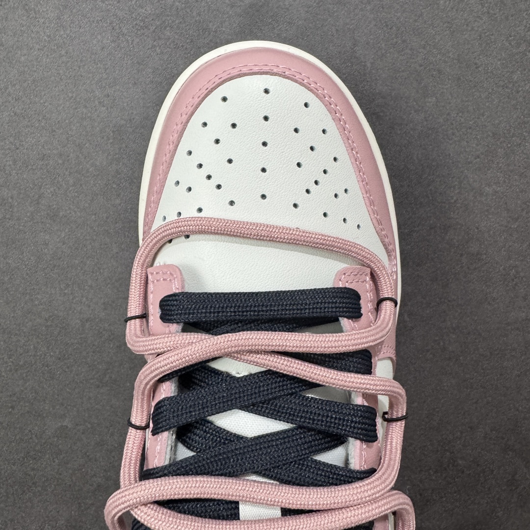 图片[8]-【YC纯原】Nike Dunk Low 怦然心动 此款以温柔的樱花粉为主调，经典的纯白中和甜度，勾勒清新轮廓，低调释放吸引法则。黑色Swoosh的酷感碰撞，演绎出可盐可甜的时髦美学。鞋身巧妙融入的心形印压，暗藏浪漫彩蛋，甜美中自带态度。愿这抹粉白黑的碰撞，陪你踏出每一次自信与甜蜜的步调。 货号：PB0510-055 尺码：35.5 36 36.5 37.5 38 38.5 39 40-选品中心