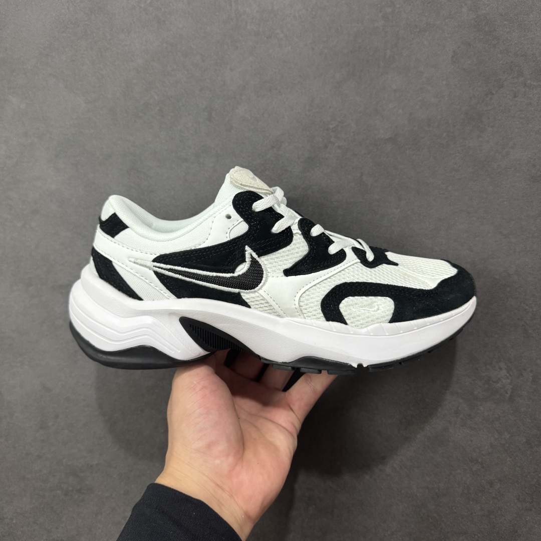 【公司级】耐克NK AIR PEGASUS AL8舒适百搭耐磨透气低帮跑步鞋时尚厚底老爹鞋 专为跑者打造的熟悉弹力脚感再度回归 助你攻克各种目标 再不然 也能为你增添足下风采 AL8版保有你喜爱的灵敏度和适中支撑力 以及发想自 2000 年代初期跑者们的飘逸造型 鞋面采用皮革和网眼布材质打造 搭配上侧面的线条设计 十分吸睛 中底搭载了Air气垫 保证舒适的脚感反馈 货号:FJ3794-104 尺码:36 36.5 37.5 38 38.5 39 40 40.5 41 42 42.5 43 44 45-选品中心