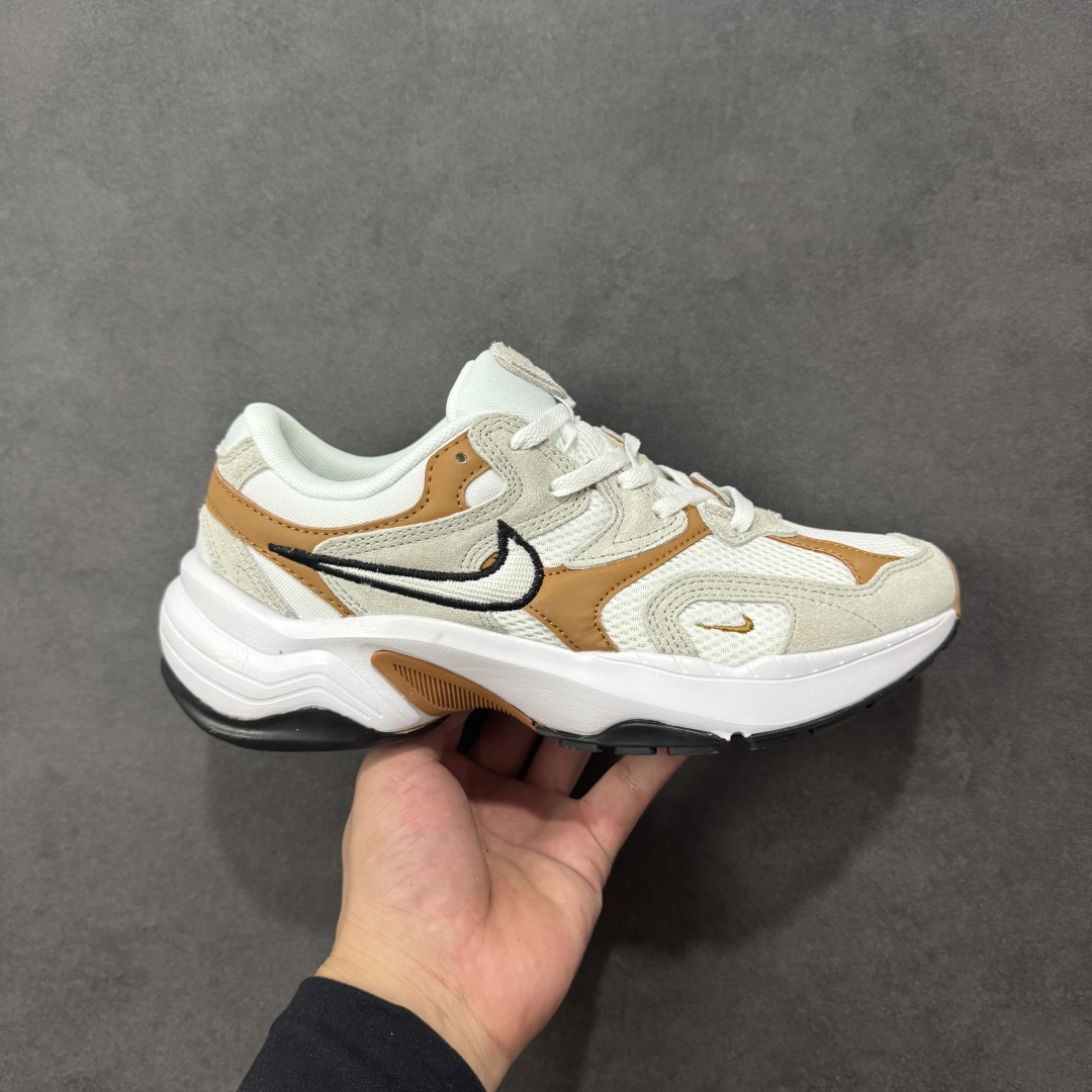 【公司级】耐克NK AIR PEGASUS AL8舒适百搭耐磨透气低帮跑步鞋时尚厚底老爹鞋 专为跑者打造的熟悉弹力脚感再度回归 助你攻克各种目标 再不然 也能为你增添足下风采 AL8版保有你喜爱的灵敏度和适中支撑力 以及发想自 2000 年代初期跑者们的飘逸造型 鞋面采用皮革和网眼布材质打造 搭配上侧面的线条设计 十分吸睛 中底搭载了Air气垫 保证舒适的脚感反馈 货号:FJ3794-200 尺码:36 36.5 37.5 38 38.5 39 40 40.5 41 42 42.5 43 44 45-选品中心