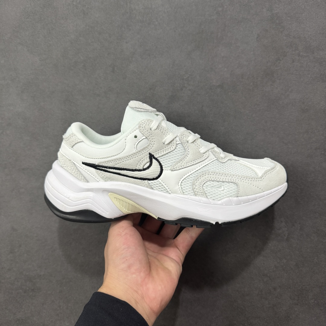 【公司级】耐克NK AIR PEGASUS AL8舒适百搭耐磨透气低帮跑步鞋时尚厚底老爹鞋 专为跑者打造的熟悉弹力脚感再度回归 助你攻克各种目标 再不然 也能为你增添足下风采 AL8版保有你喜爱的灵敏度和适中支撑力 以及发想自 2000 年代初期跑者们的飘逸造型 鞋面采用皮革和网眼布材质打造 搭配上侧面的线条设计 十分吸睛 中底搭载了Air气垫 保证舒适的脚感反馈 货号:FJ3794-102 尺码:36 36.5 37.5 38 38.5 39 40 40.5 41 42 42.5 43 44 45-选品中心