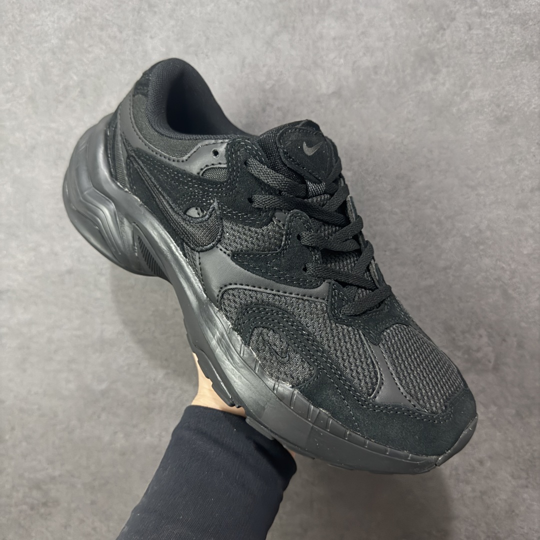 图片[3]-【公司级】耐克NK AIR PEGASUS AL8舒适百搭耐磨透气低帮跑步鞋时尚厚底老爹鞋 专为跑者打造的熟悉弹力脚感再度回归 助你攻克各种目标 再不然 也能为你增添足下风采 AL8版保有你喜爱的灵敏度和适中支撑力 以及发想自 2000 年代初期跑者们的飘逸造型 鞋面采用皮革和网眼布材质打造 搭配上侧面的线条设计 十分吸睛 中底搭载了Air气垫 保证舒适的脚感反馈 货号：FJ3794-100 尺码：36 36.5 37.5 38 38.5 39 40 40.5 41 42 42.5 43 44 45-选品中心