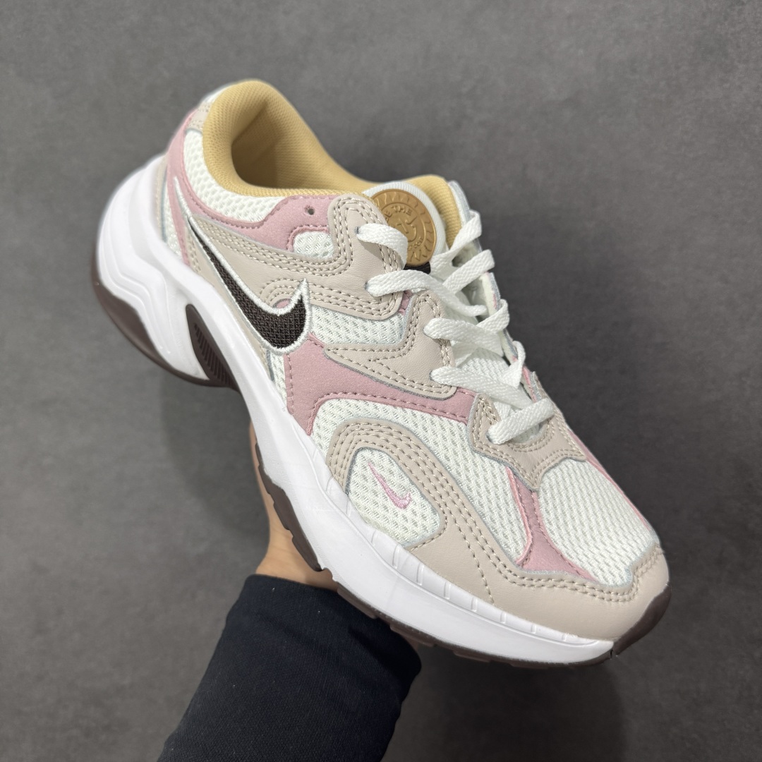 图片[3]-【公司级】耐克NK AIR PEGASUS AL8舒适百搭耐磨透气低帮跑步鞋时尚厚底老爹鞋 专为跑者打造的熟悉弹力脚感再度回归 助你攻克各种目标 再不然 也能为你增添足下风采 AL8版保有你喜爱的灵敏度和适中支撑力 以及发想自 2000 年代初期跑者们的飘逸造型 鞋面采用皮革和网眼布材质打造 搭配上侧面的线条设计 十分吸睛 中底搭载了Air气垫 保证舒适的脚感反馈 货号：HM3691-130 尺码：36 36.5 37.5 38 38.5 39 40 40.5 41 42 42.5 43 44 45-选品中心