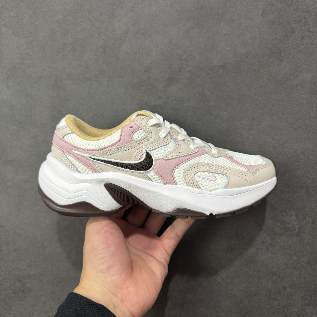 【公司级】耐克NK AIR PEGASUS AL8舒适百搭耐磨透气低帮跑步鞋时尚厚底老爹鞋 专为跑者打造的熟悉弹力脚感再度回归 助你攻克各种目标 再不然 也能为你增添足下风采 AL8版保有你喜爱的灵敏度和适中支撑力 以及发想自 2000 年代初期跑者们的飘逸造型 鞋面采用皮革和网眼布材质打造 搭配上侧面的线条设计 十分吸睛 中底搭载了Air气垫 保证舒适的脚感反馈 货号:HM3691-130 尺码:36 36.5 37.5 38 38.5 39 40 40.5 41 42 42.5 43 44 45-选品中心