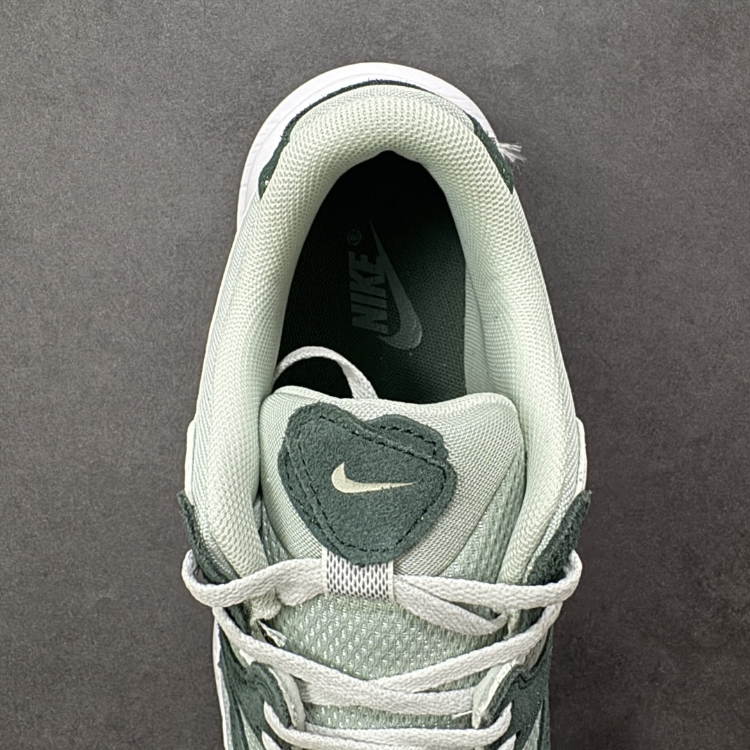 图片[7]-【公司级】耐克NK AIR PEGASUS AL8舒适百搭耐磨透气低帮跑步鞋时尚厚底老爹鞋 专为跑者打造的熟悉弹力脚感再度回归 助你攻克各种目标 再不然 也能为你增添足下风采 AL8版保有你喜爱的灵敏度和适中支撑力 以及发想自 2000 年代初期跑者们的飘逸造型 鞋面采用皮革和网眼布材质打造 搭配上侧面的线条设计 十分吸睛 中底搭载了Air气垫 保证舒适的脚感反馈 货号：HF1761-400 尺码：36 36.5 37.5 38 38.5 39 40 40.5 41 42 42.5 43 44 45-选品中心