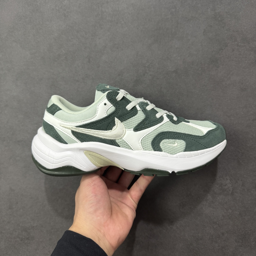 【公司级】耐克NK AIR PEGASUS AL8舒适百搭耐磨透气低帮跑步鞋时尚厚底老爹鞋 专为跑者打造的熟悉弹力脚感再度回归 助你攻克各种目标 再不然 也能为你增添足下风采 AL8版保有你喜爱的灵敏度和适中支撑力 以及发想自 2000 年代初期跑者们的飘逸造型 鞋面采用皮革和网眼布材质打造 搭配上侧面的线条设计 十分吸睛 中底搭载了Air气垫 保证舒适的脚感反馈 货号:HF1761-400 尺码:36 36.5 37.5 38 38.5 39 40 40.5 41 42 42.5 43 44 45-选品中心