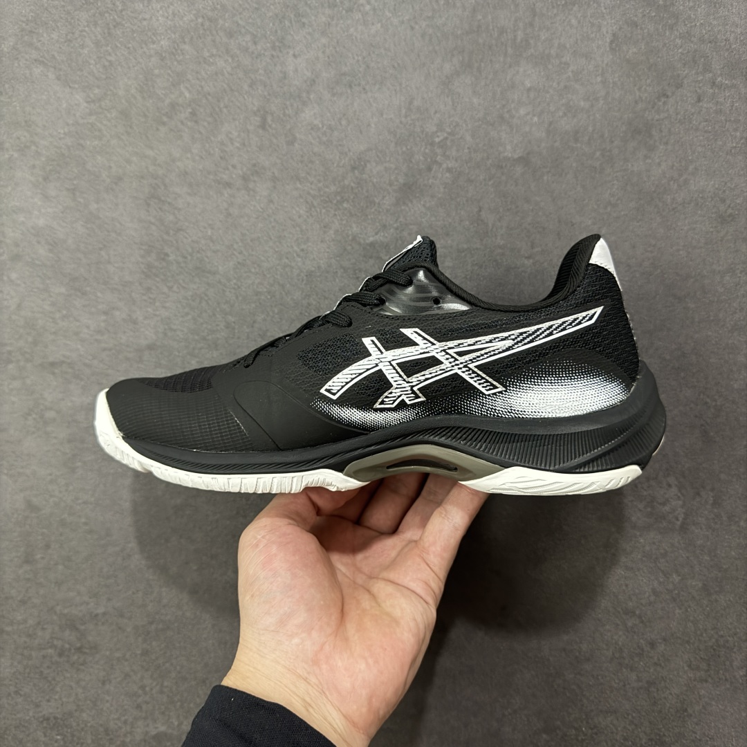 图片[2]-【公司级】亚瑟士Asics NETBURNER BALLISTIC FF 4 舒适百搭简约时尚 低帮 训练鞋 男女款运动跑步鞋 亚瑟士 ASICS GEL-NETBURNER BALLISTIC FF 4 是专为排球运动设计的专业鞋款，2025年8月推出的升级版在性能和舒适性方面均有显著提升。 核心升级亮点了包裹性与透气性：采用无缝柔韧网布鞋面，贴合度提升30%，同时通过动态束带设计实现足弓横向偏移量仅1.8mm，保持运动稳定性。 推进力与抓地力：鞋底纹路结合Precision Sole与X-Guidance设计，多方向抓地力提升25%，尤其在转折和加速场景中表现更优。 中底技术：FlyteFoam材质实现落地回弹率提升18%，配合SpeedTruss结构增强横向移动稳定性，适合快速移动场景。 适用场景点适合追求快速移动、多方向切换的排球运动员，尤其推荐给需要横向移动稳定性支撑的球员。 尺码： 36-45含半码 编码： AMB250260-选品中心