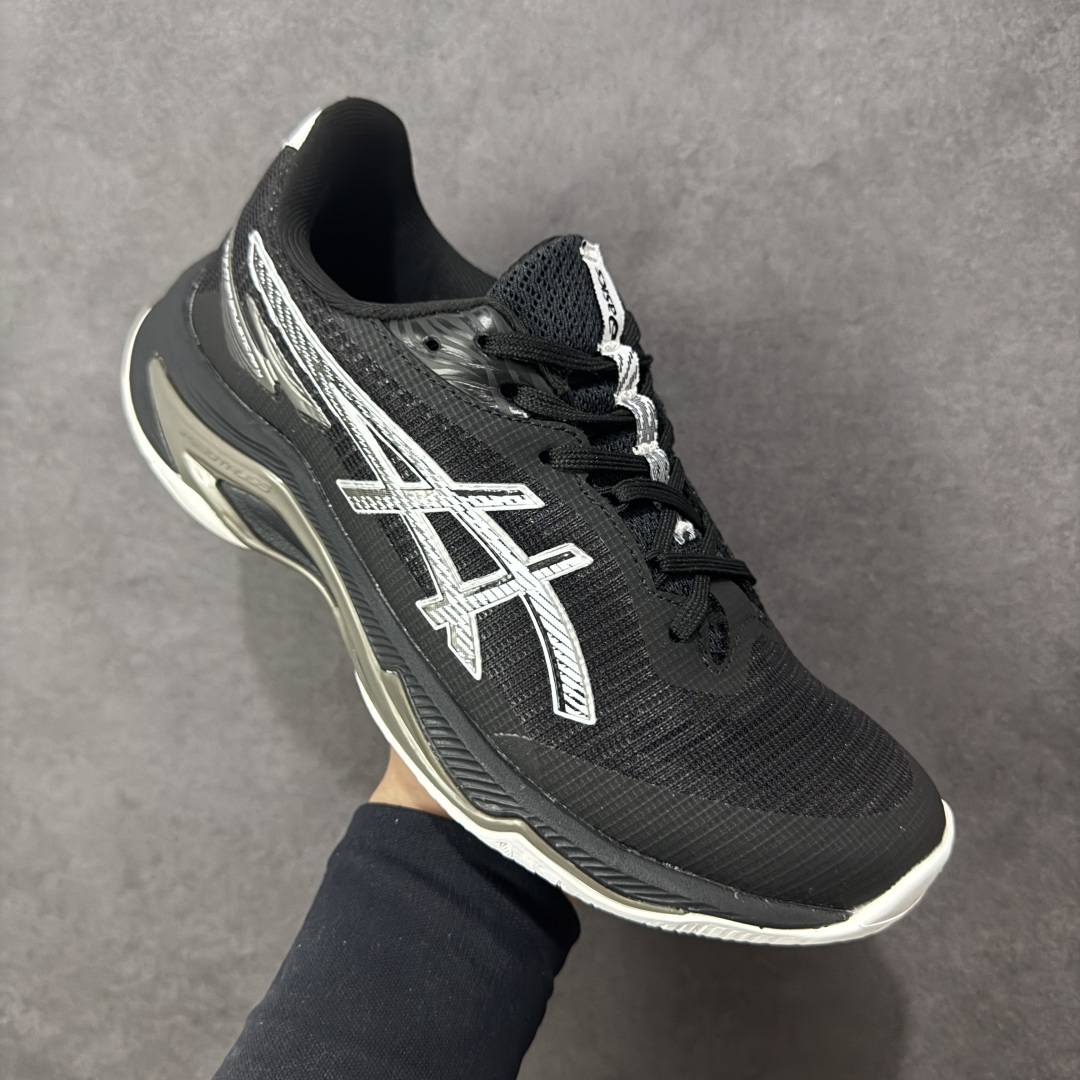 图片[3]-【公司级】亚瑟士Asics NETBURNER BALLISTIC FF 4 舒适百搭简约时尚 低帮 训练鞋 男女款运动跑步鞋 亚瑟士 ASICS GEL-NETBURNER BALLISTIC FF 4 是专为排球运动设计的专业鞋款，2025年8月推出的升级版在性能和舒适性方面均有显著提升。 核心升级亮点了包裹性与透气性：采用无缝柔韧网布鞋面，贴合度提升30%，同时通过动态束带设计实现足弓横向偏移量仅1.8mm，保持运动稳定性。 推进力与抓地力：鞋底纹路结合Precision Sole与X-Guidance设计，多方向抓地力提升25%，尤其在转折和加速场景中表现更优。 中底技术：FlyteFoam材质实现落地回弹率提升18%，配合SpeedTruss结构增强横向移动稳定性，适合快速移动场景。 适用场景点适合追求快速移动、多方向切换的排球运动员，尤其推荐给需要横向移动稳定性支撑的球员。 尺码： 36-45含半码 编码： AMB250260-选品中心