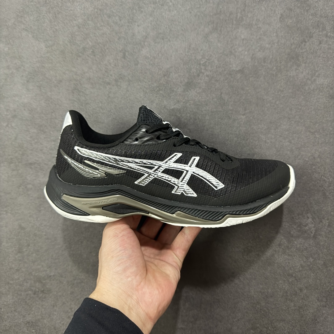 【公司级】亚瑟士Asics NETBURNER BALLISTIC FF 4 舒适百搭简约时尚 低帮 训练鞋 男女款运动跑步鞋 亚瑟士 ASICS GEL-NETBURNER BALLISTIC FF 4 是专为排球运动设计的专业鞋款,2025年8月推出的升级版在性能和舒适性方面均有显著提升。 核心升级亮点了包裹性与透气性:采用无缝柔韧网布鞋面,贴合度提升30%,同时通过动态束带设计实现足弓横向偏移量仅1.8mm,保持运动稳定性。 推进力与抓地力:鞋底纹路结合Precision Sole与X-Guidance设计,多方向抓地力提升25%,尤其在转折和加速场景中表现更优。 中底技术:FlyteFoam材质实现落地回弹率提升18%,配合SpeedTruss结构增强横向移动稳定性,适合快速移动场景。 适用场景点适合追求快速移动、多方向切换的排球运动员,尤其推荐给需要横向移动稳定性支撑的球员。 尺码: 36-45含半码 编码: AMB250260-选品中心