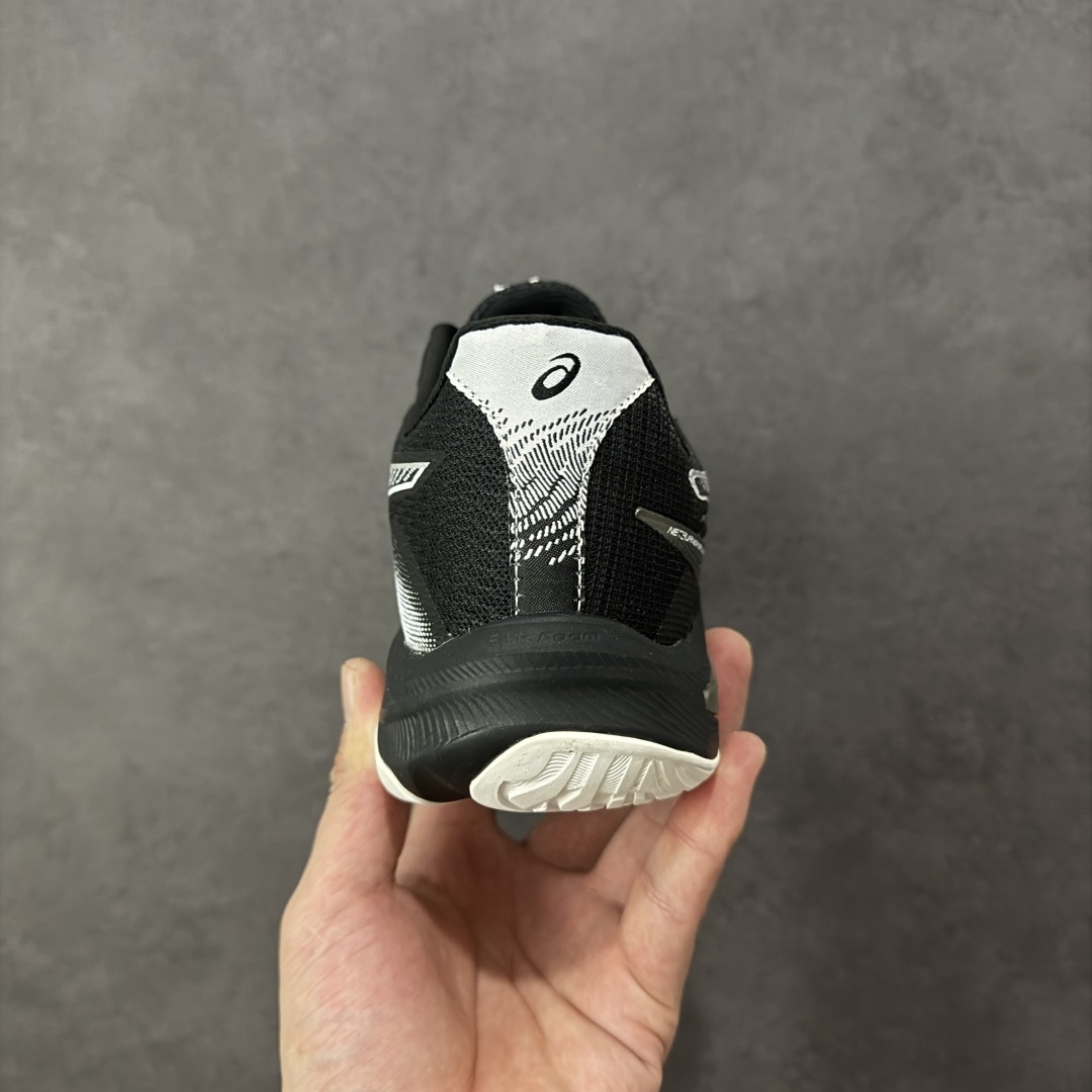 图片[4]-【公司级】亚瑟士Asics NETBURNER BALLISTIC FF 4 舒适百搭简约时尚 低帮 训练鞋 男女款运动跑步鞋 亚瑟士 ASICS GEL-NETBURNER BALLISTIC FF 4 是专为排球运动设计的专业鞋款，2025年8月推出的升级版在性能和舒适性方面均有显著提升。 核心升级亮点了包裹性与透气性：采用无缝柔韧网布鞋面，贴合度提升30%，同时通过动态束带设计实现足弓横向偏移量仅1.8mm，保持运动稳定性。 推进力与抓地力：鞋底纹路结合Precision Sole与X-Guidance设计，多方向抓地力提升25%，尤其在转折和加速场景中表现更优。 中底技术：FlyteFoam材质实现落地回弹率提升18%，配合SpeedTruss结构增强横向移动稳定性，适合快速移动场景。 适用场景点适合追求快速移动、多方向切换的排球运动员，尤其推荐给需要横向移动稳定性支撑的球员。 尺码： 36-45含半码 编码： AMB250260-选品中心
