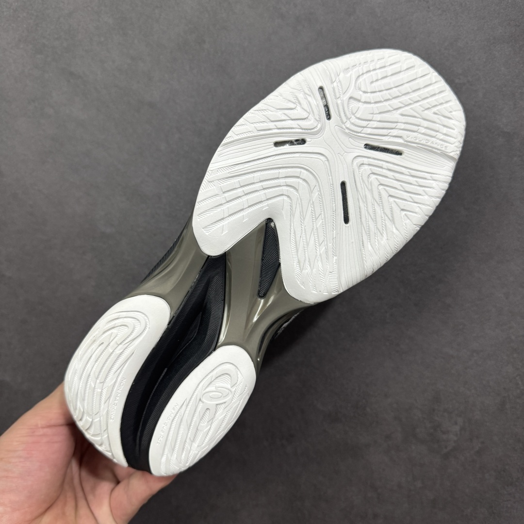 图片[9]-【公司级】亚瑟士Asics NETBURNER BALLISTIC FF 4 舒适百搭简约时尚 低帮 训练鞋 男女款运动跑步鞋 亚瑟士 ASICS GEL-NETBURNER BALLISTIC FF 4 是专为排球运动设计的专业鞋款，2025年8月推出的升级版在性能和舒适性方面均有显著提升。 核心升级亮点了包裹性与透气性：采用无缝柔韧网布鞋面，贴合度提升30%，同时通过动态束带设计实现足弓横向偏移量仅1.8mm，保持运动稳定性。 推进力与抓地力：鞋底纹路结合Precision Sole与X-Guidance设计，多方向抓地力提升25%，尤其在转折和加速场景中表现更优。 中底技术：FlyteFoam材质实现落地回弹率提升18%，配合SpeedTruss结构增强横向移动稳定性，适合快速移动场景。 适用场景点适合追求快速移动、多方向切换的排球运动员，尤其推荐给需要横向移动稳定性支撑的球员。 尺码： 36-45含半码 编码： AMB250260-选品中心