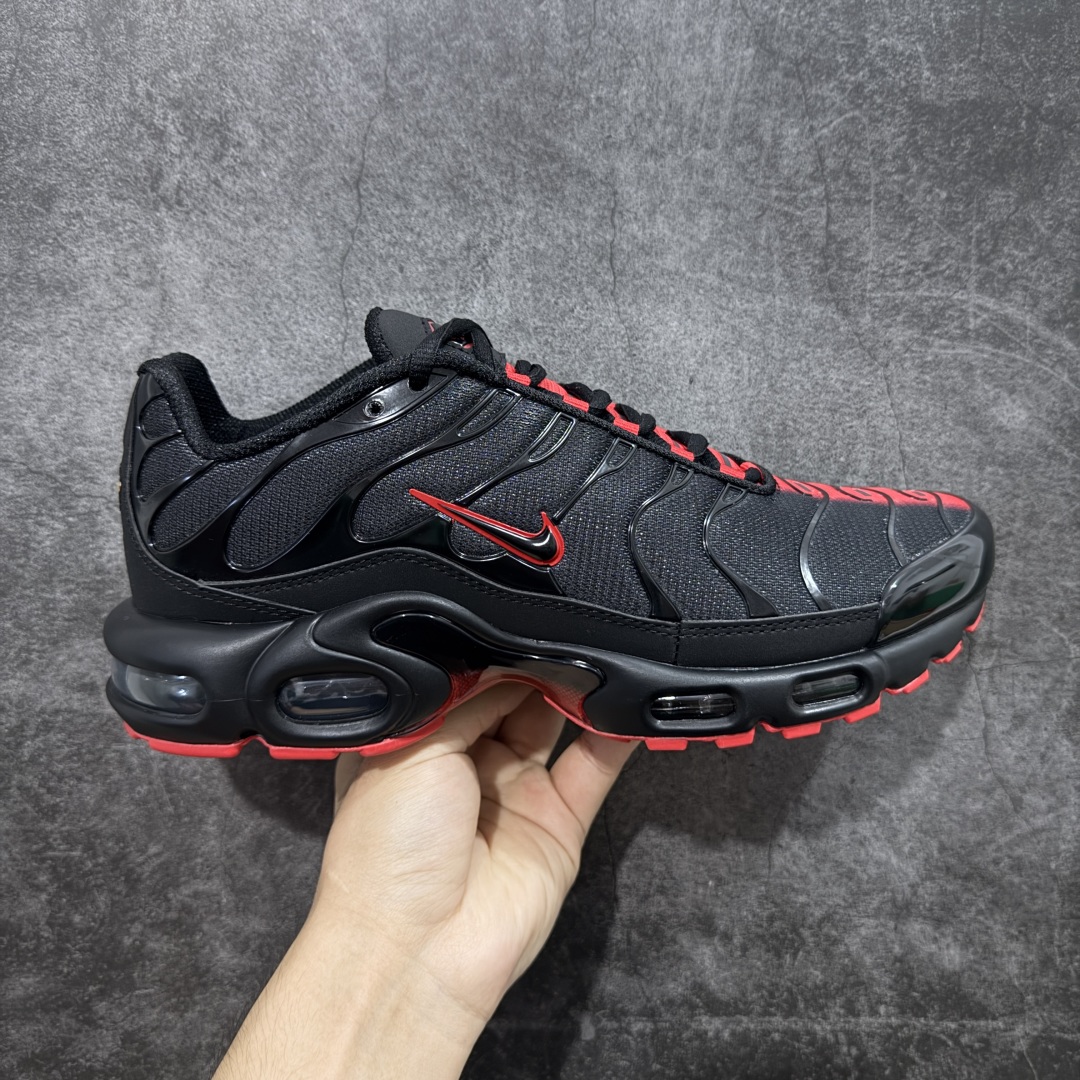 【Max纯原版】Nike Air Max Plus TN气垫系列跑鞋 全新一比一高端版本 真正的市场T1品质 更多配色陆续出货 真正的用心研发 一点一点抠出来的 品质 品控细节 随便闭眼对比市场任何版本 全套原纸板楦头开发 完美呈现版型 工艺流程均与原鞋保持一致 Turned Air 中底缓震技术 鞋面弧度与大底弧度一致 鞋头正确TPU材质 鞋面高频TPU材质1.0厚度 原鞋一致层次感 超越公司货的品控标准 多道QC质检 货号:IM4868-010 尺码:36 36.5 37.5 38 38.5 39 40 40.5 41 42 42.5 43 44 44.5 45 46-选品中心