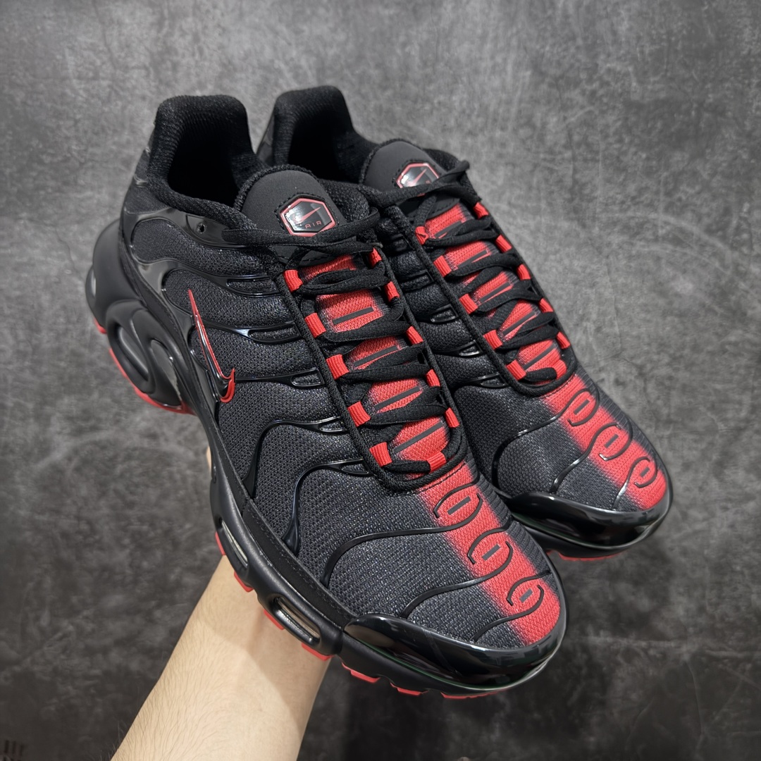 【Max纯原版】Nike Air Max Plus TN气垫系列跑鞋 全新一比一高端版本 真正的市场T1品质 更多配色陆续出货 真正的用心研发 一点一点抠出来的 品质 品控细节 随便闭眼对比市场任何版本 全套原纸板楦头开发 完美呈现版型 工艺流程均与原鞋保持一致 Turned Air 中底缓震技术 鞋面弧度与大底弧度一致 鞋头正确TPU材质 鞋面高频TPU材质1.0厚度 原鞋一致层次感 超越公司货的品控标准 多道QC质检 货号:IM4868-010 尺码:36 36.5 37.5 38 38.5 39 40 40.5 41 42 42.5 43 44 44.5 45 46-选品中心