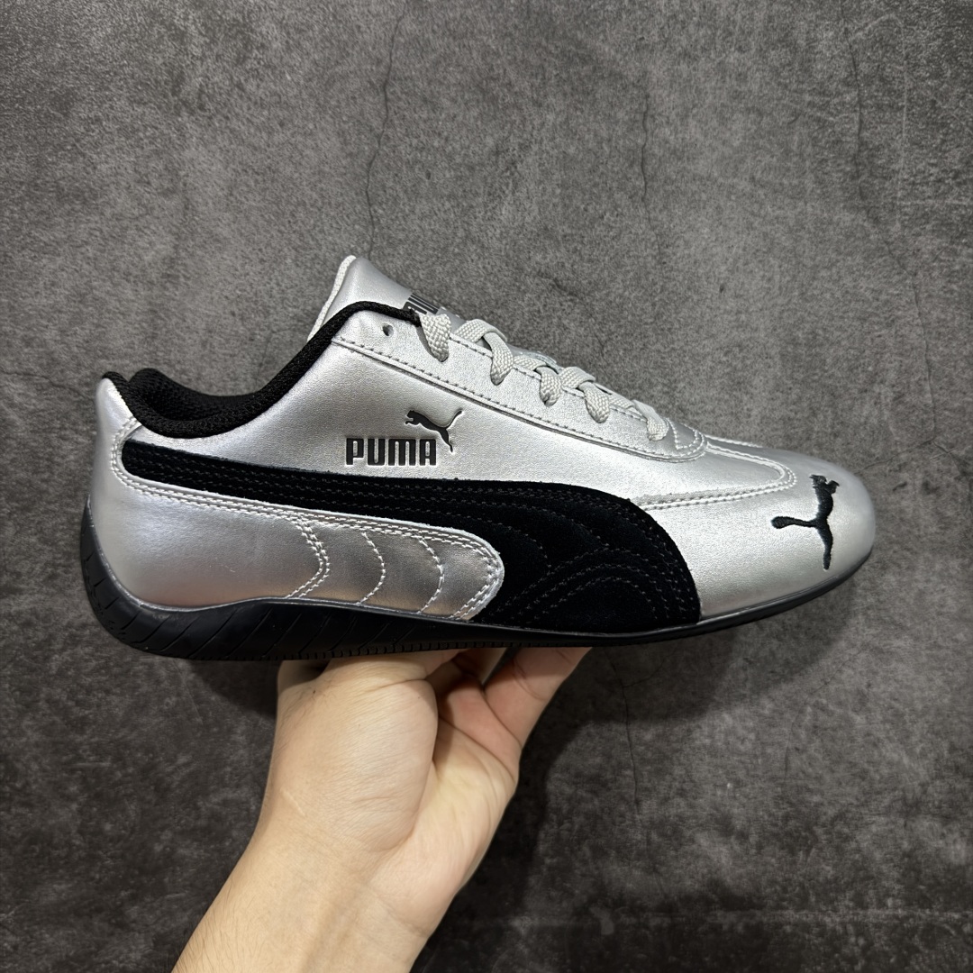 【渠道纯原版】Puma Speedcat OG Sparco 彪马罗马阿莫尔系列 复古运动休闲赛车跑鞋 黑银 目前市场最优版本 无论是版型 细节 烫金走线 完全碾压市场任意版本 欢迎对比🆚 工厂耗时3个月开发 原装档案原数据纸版楦型 采用固色翻毛皮鞋面材质(正确二次成型\'猛帮\'成型工艺🆚区别市面版本!!) 外置原数据开发轻量耐磨橡胶大底💪🏻 全球知名运动品牌PUMA宝马赛车系列 融合了宝马车队的标志性配色 以趣味十足又前卫复古的设计引领潮流 将赛道精神融入街头时尚 开启前卫竞速之旅 主打前卫复古风 Roma鞋款的鞋侧以复古的流线造型 缀以宝马经典Logo 巧妙吸睛 而Speedcat鞋款以亮眼三色条纹元素缀以舒适鞋面 赋予了独特的个性美学 演绎赛车的无尽能量 尺码:35.5-45 货号:403689-01-选品中心