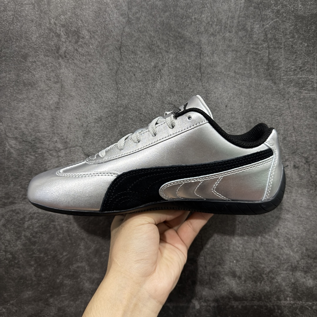 图片[2]-【渠道纯原版】Puma Speedcat OG Sparco 彪马罗马阿莫尔系列 复古运动休闲赛车跑鞋 黑银 目前市场最优版本 无论是版型 细节 烫金走线 完全碾压市场任意版本 欢迎对比🆚 工厂耗时3个月开发 原装档案原数据纸版楦型 采用固色翻毛皮鞋面材质(正确二次成型\’猛帮\’成型工艺🆚区别市面版本!!) 外置原数据开发轻量耐磨橡胶大底💪🏻 全球知名运动品牌PUMA宝马赛车系列 融合了宝马车队的标志性配色 以趣味十足又前卫复古的设计引领潮流 将赛道精神融入街头时尚 开启前卫竞速之旅 主打前卫复古风 Roma鞋款的鞋侧以复古的流线造型 缀以宝马经典Logo 巧妙吸睛 而Speedcat鞋款以亮眼三色条纹元素缀以舒适鞋面 赋予了独特的个性美学 演绎赛车的无尽能量 尺码：35.5-45 货号：403689-01-选品中心