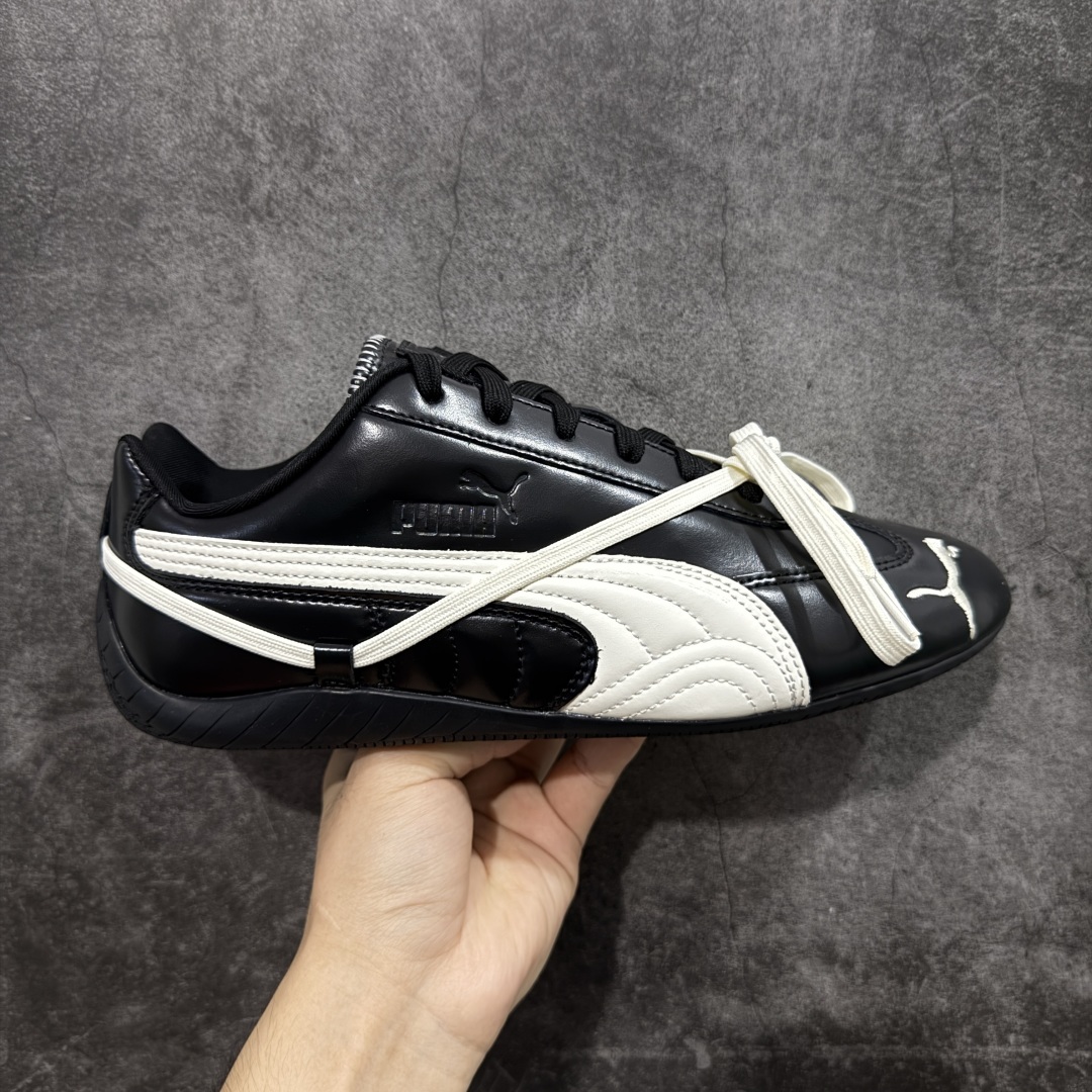 【Top版本】Rose x Puma Speedcat 联名款 极速赛车系列彪马低帮生活休闲鞋 404391-01  市场第一梯队品质 顶级头层皮料 顶尖完美复刻公司货版本 组合大底 亮黑磨砂皮 正确鞋舌Puma Logo 正确鞋垫Puma Logo 正确刺绣Logo 正确加厚五花海玻璃鞋垫 以及全套配件 原厂数据一比一大底 橡胶加切片组合底❗️ 原装档案原数据纸版楦型 防尘袋 配件齐全 二次成型\'猛帮\'成型工艺制作 细节如图所示  尺码:35 36 37 37.5 38 38.5 39 40 40.5 41 42 42.5 43 43.5 44.5 45-选品中心