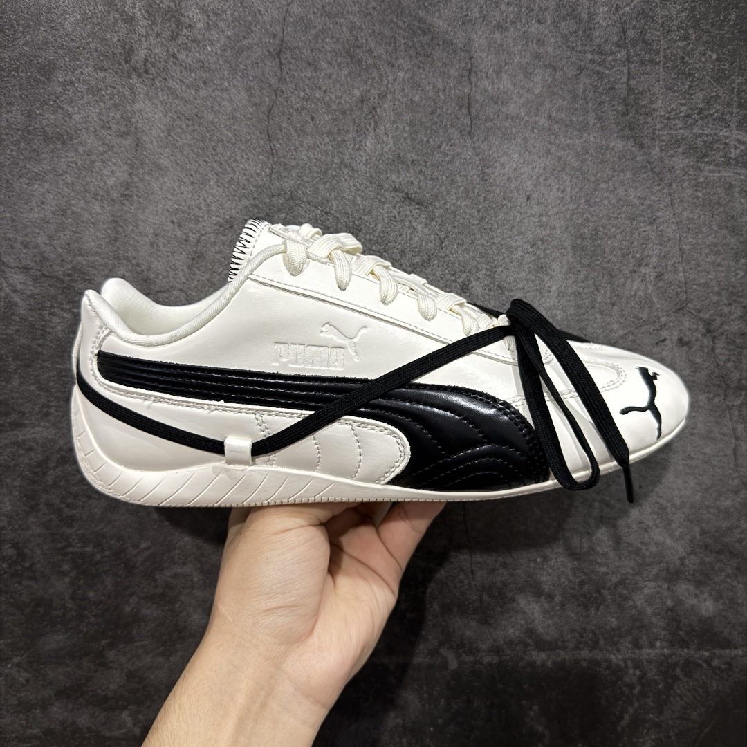 【Top版本】Rose x Puma Speedcat 联名款 极速赛车系列彪马低帮生活休闲鞋 404390-01  市场第一梯队品质 顶级头层皮料 顶尖完美复刻公司货版本 组合大底 亮黑磨砂皮 正确鞋舌Puma Logo 正确鞋垫Puma Logo 正确刺绣Logo 正确加厚五花海玻璃鞋垫 以及全套配件 原厂数据一比一大底 橡胶加切片组合底❗️ 原装档案原数据纸版楦型 防尘袋 配件齐全 二次成型\'猛帮\'成型工艺制作 细节如图所示  尺码:35 36 37 37.5 38 38.5 39 40 40.5 41 42 42.5 43 43.5 44.5 45-选品中心