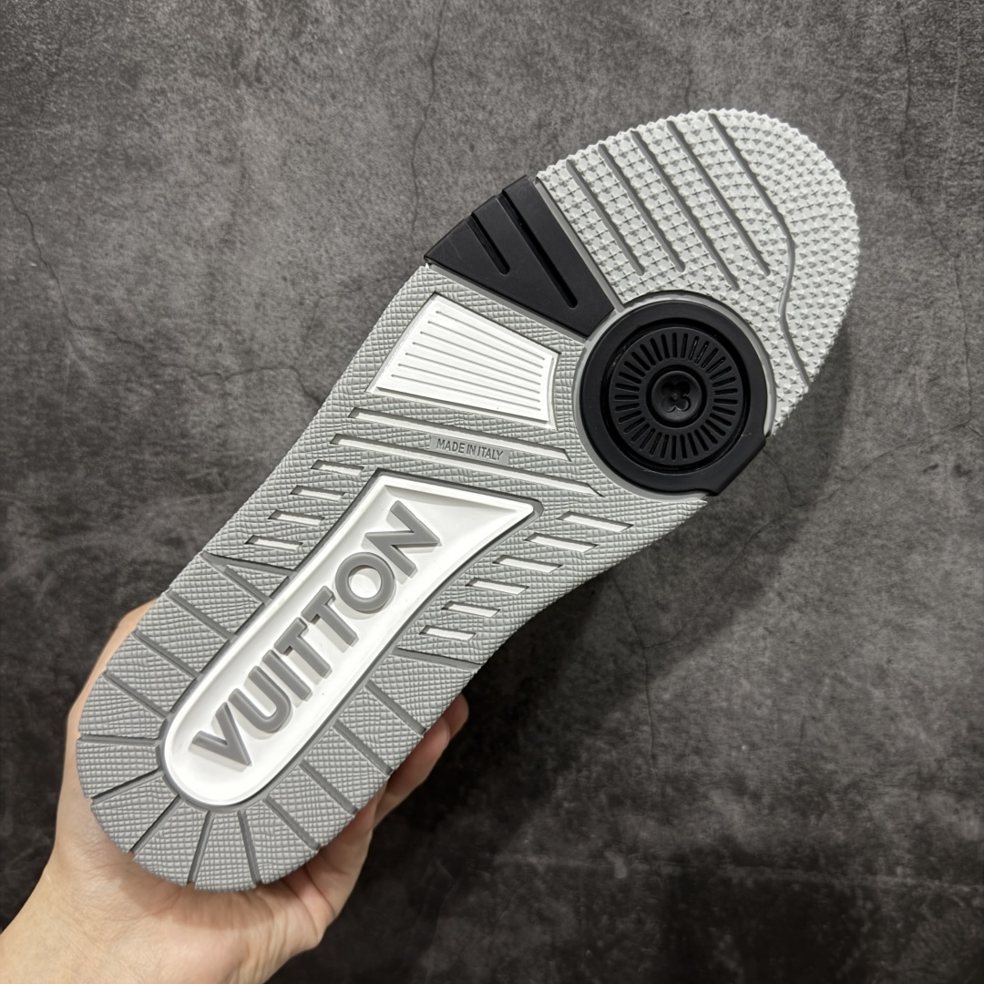 图片[9]-【莞产礼盒版本】LV Louis Vuitton Trainer 限定联名 低帮休闲板鞋 代购级别 ZP级全套包装 原版购入历时近两个月开发打造！ 经典多拼色超好看 原版完美楦型 调试了两个月 鞋面独家订制压纹粒面小牛皮 大底TPU、模具费2w+ 质感媲美原版 垫脚聚米微料加透气英伦网布 细节原版一致 ❗️请注意区分市面通货材料 版型 包装配件 尺码： 38 39 40 41 42 43 44 45 46-选品中心