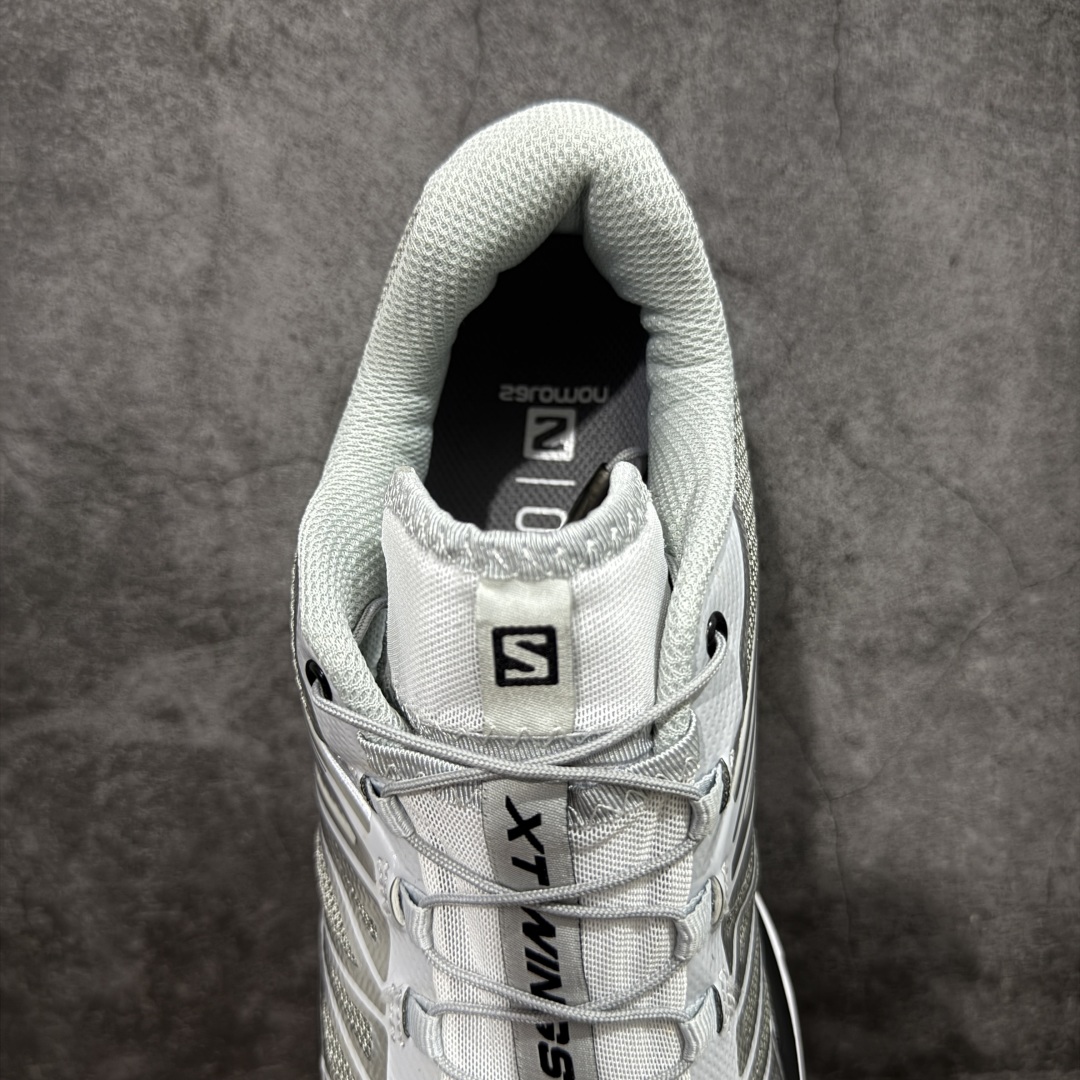 图片[8]-【莞产版本】SALOMON萨洛蒙 XT-Wings 2 Advanced 户外舒适百搭 网布织物减震防滑耐磨透气 低帮跑步鞋灰 XT-Wings 2采用了萨洛蒙独有的技术，不仅保证了鞋子的耐磨性，还让你在户外探险中保持通风透气，让双脚始终保持清爽舒适。无论是徒步旅行、登山探险还是日常穿搭，它都能为你提供稳定的支撑和舒适的穿着体验！ 低帮设计，有效减轻脚部负担，提供更灵活的穿着感受。无论是在崎岖不平的山路上还是在城市街头漫步，XT-Wings 2都能帮助你自如地驰骋，释放内心对自然的向往！SALOMON﻿萨洛蒙 XT-Wings 2绝对是一款不可错过的户外功能鞋！让它成为你户外探险路上的得力伙伴，让你在每一次冒险中都能感受到自由与激情的碰撞！ 尺码：36-46含半码-选品中心