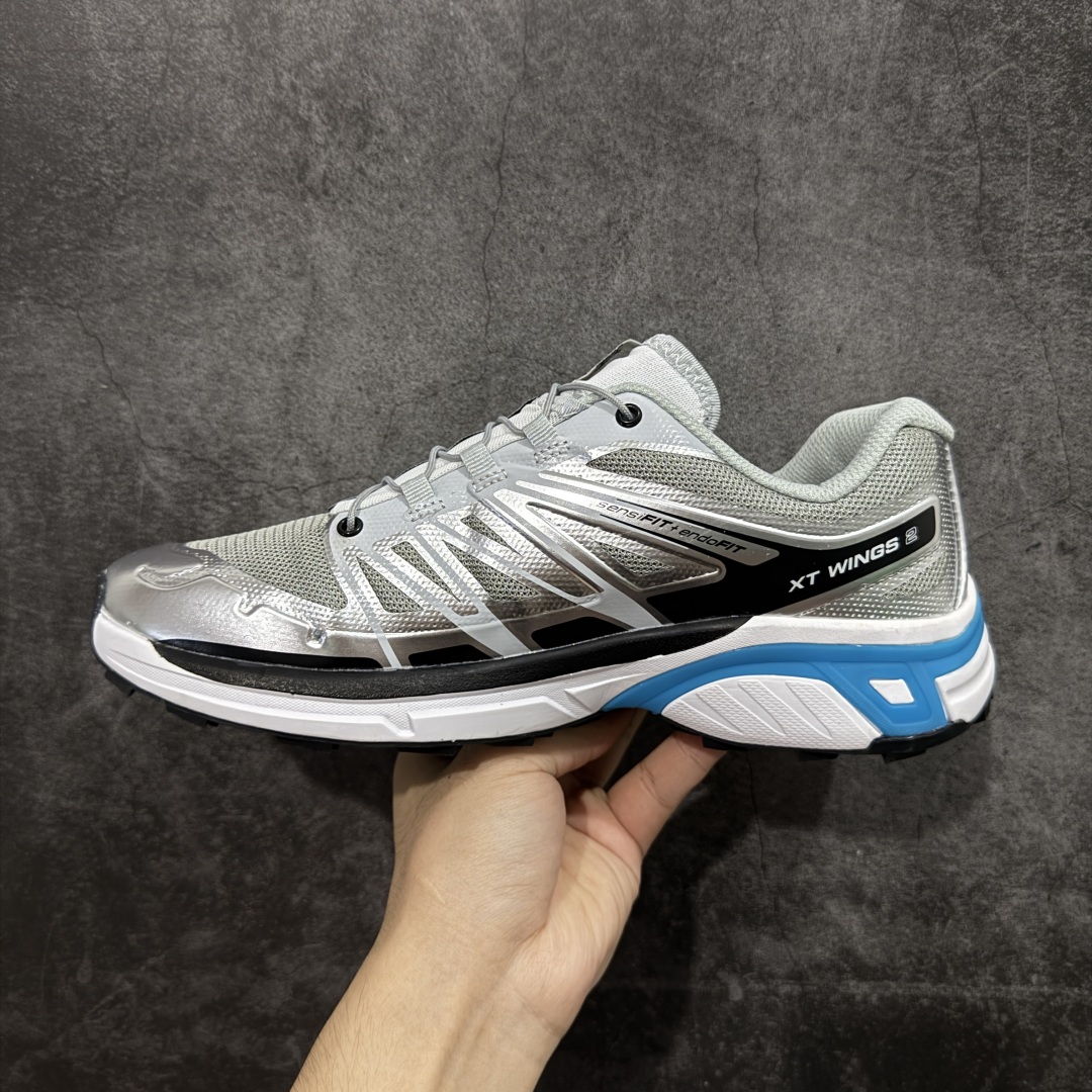 图片[2]-【莞产版本】SALOMON萨洛蒙 XT-Wings 2 Advanced 户外舒适百搭 网布织物减震防滑耐磨透气 低帮跑步鞋灰 XT-Wings 2采用了萨洛蒙独有的技术，不仅保证了鞋子的耐磨性，还让你在户外探险中保持通风透气，让双脚始终保持清爽舒适。无论是徒步旅行、登山探险还是日常穿搭，它都能为你提供稳定的支撑和舒适的穿着体验！ 低帮设计，有效减轻脚部负担，提供更灵活的穿着感受。无论是在崎岖不平的山路上还是在城市街头漫步，XT-Wings 2都能帮助你自如地驰骋，释放内心对自然的向往！SALOMON﻿萨洛蒙 XT-Wings 2绝对是一款不可错过的户外功能鞋！让它成为你户外探险路上的得力伙伴，让你在每一次冒险中都能感受到自由与激情的碰撞！ 尺码：36-46含半码-选品中心