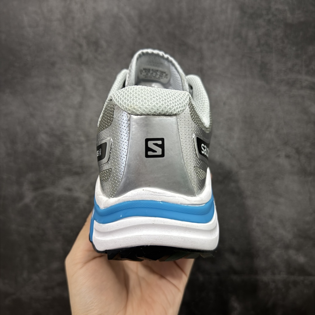 图片[4]-【莞产版本】SALOMON萨洛蒙 XT-Wings 2 Advanced 户外舒适百搭 网布织物减震防滑耐磨透气 低帮跑步鞋灰 XT-Wings 2采用了萨洛蒙独有的技术，不仅保证了鞋子的耐磨性，还让你在户外探险中保持通风透气，让双脚始终保持清爽舒适。无论是徒步旅行、登山探险还是日常穿搭，它都能为你提供稳定的支撑和舒适的穿着体验！ 低帮设计，有效减轻脚部负担，提供更灵活的穿着感受。无论是在崎岖不平的山路上还是在城市街头漫步，XT-Wings 2都能帮助你自如地驰骋，释放内心对自然的向往！SALOMON﻿萨洛蒙 XT-Wings 2绝对是一款不可错过的户外功能鞋！让它成为你户外探险路上的得力伙伴，让你在每一次冒险中都能感受到自由与激情的碰撞！ 尺码：36-46含半码-选品中心