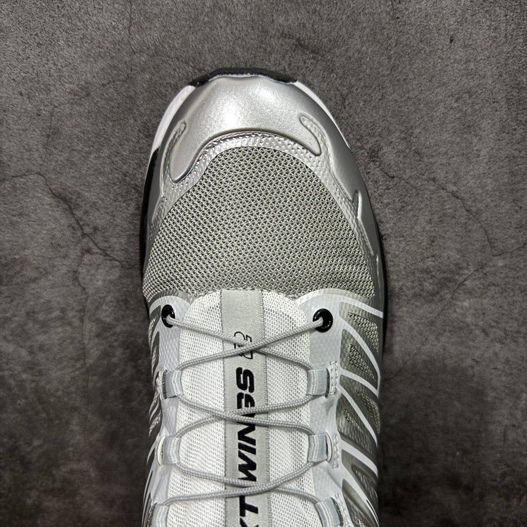 图片[5]-【莞产版本】SALOMON萨洛蒙 XT-Wings 2 Advanced 户外舒适百搭 网布织物减震防滑耐磨透气 低帮跑步鞋灰 XT-Wings 2采用了萨洛蒙独有的技术，不仅保证了鞋子的耐磨性，还让你在户外探险中保持通风透气，让双脚始终保持清爽舒适。无论是徒步旅行、登山探险还是日常穿搭，它都能为你提供稳定的支撑和舒适的穿着体验！ 低帮设计，有效减轻脚部负担，提供更灵活的穿着感受。无论是在崎岖不平的山路上还是在城市街头漫步，XT-Wings 2都能帮助你自如地驰骋，释放内心对自然的向往！SALOMON﻿萨洛蒙 XT-Wings 2绝对是一款不可错过的户外功能鞋！让它成为你户外探险路上的得力伙伴，让你在每一次冒险中都能感受到自由与激情的碰撞！ 尺码：36-46含半码-选品中心
